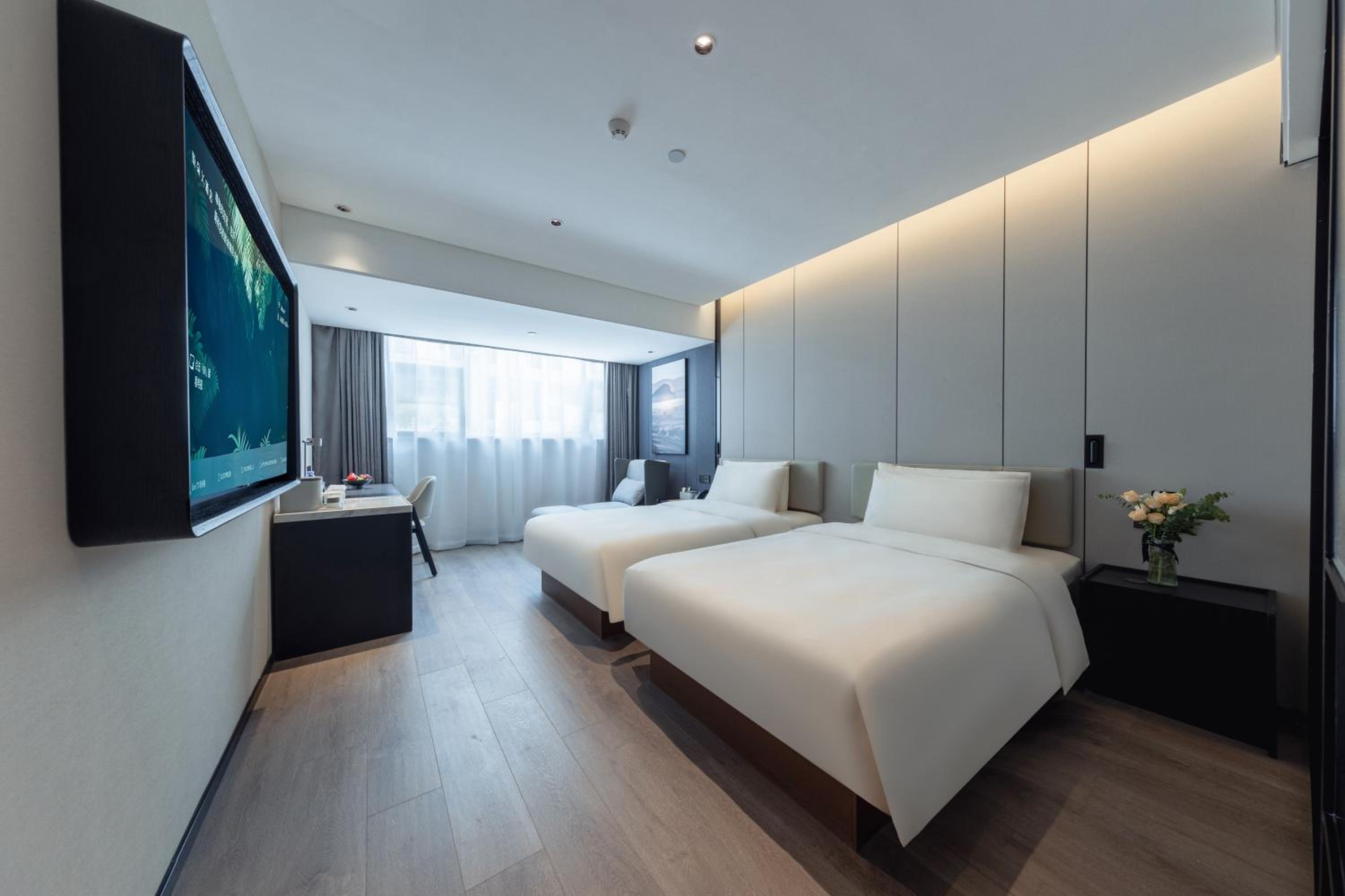 Elegant Twin Room with Inner Window