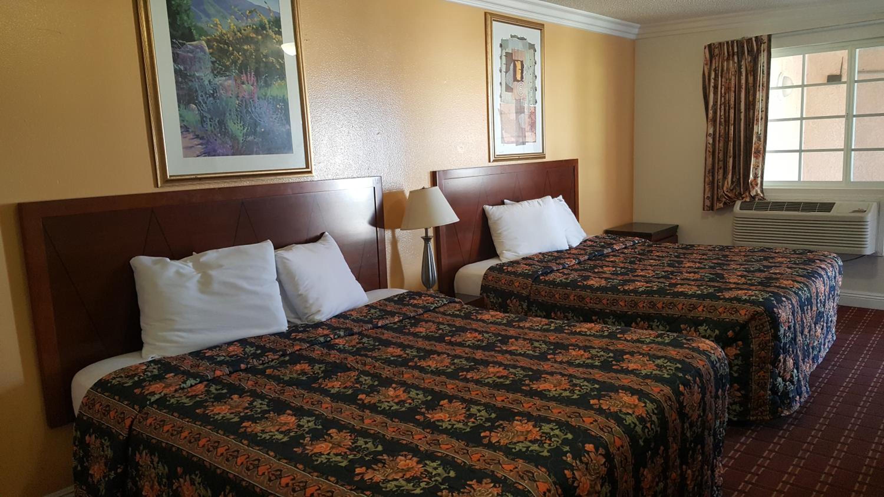 Deluxe King Room with Two King Beds, Non-Smoking - Photo 3