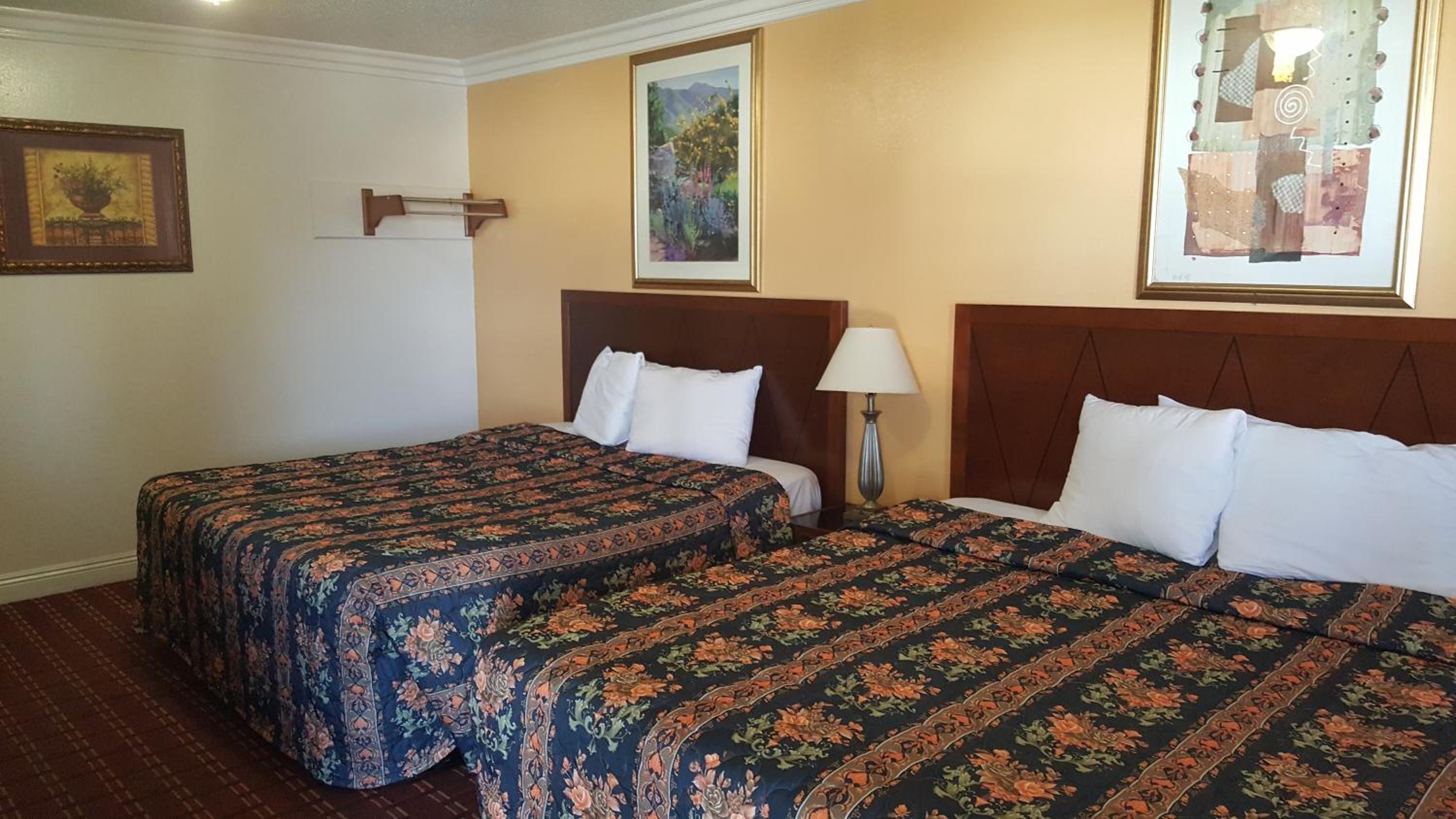 Deluxe King Room with Two King Beds, Non-Smoking - Photo 4