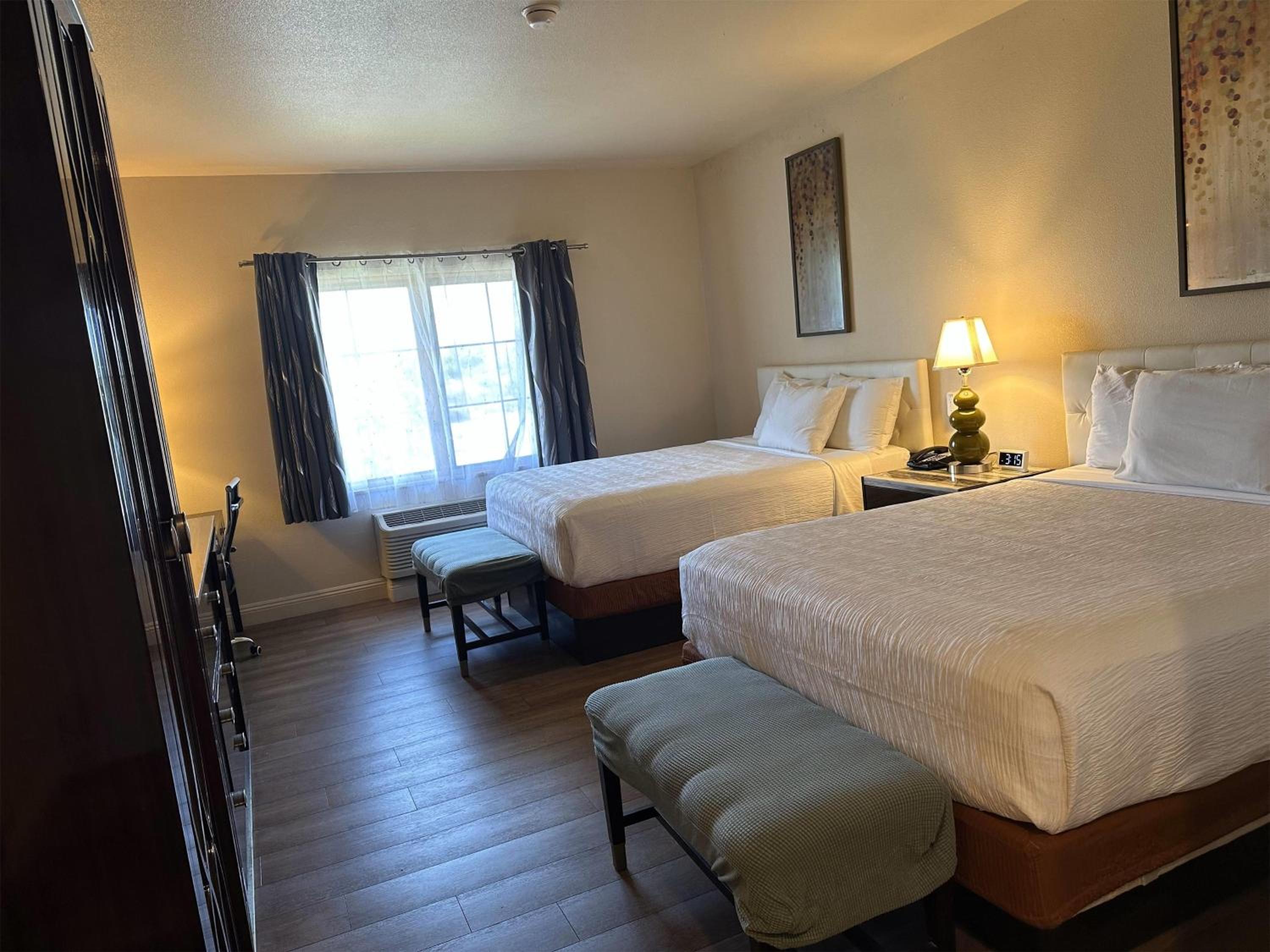 Queen Room with Two Queen Beds and Balcony - Non-Smoking - Photo 1