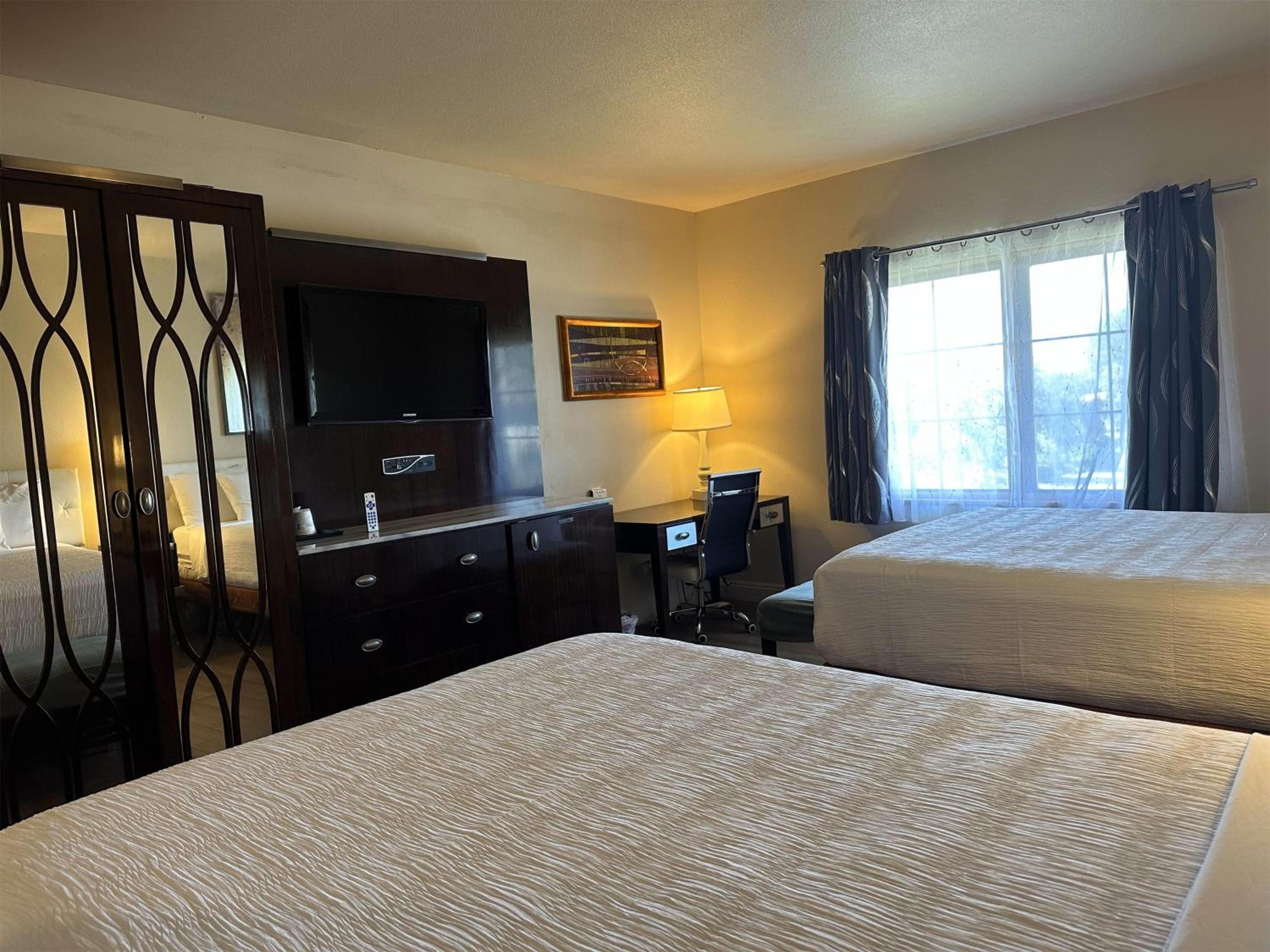 Deluxe Queen Room with Two Queen Beds - Non-Smoking - Photo 1