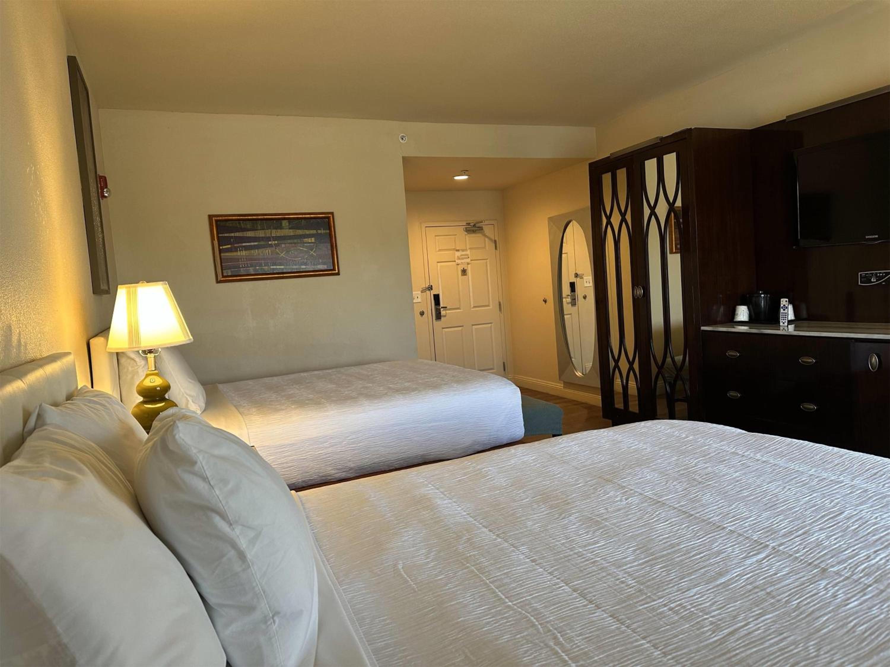 Deluxe Queen Room with Two Queen Beds - Non-Smoking - Photo 2