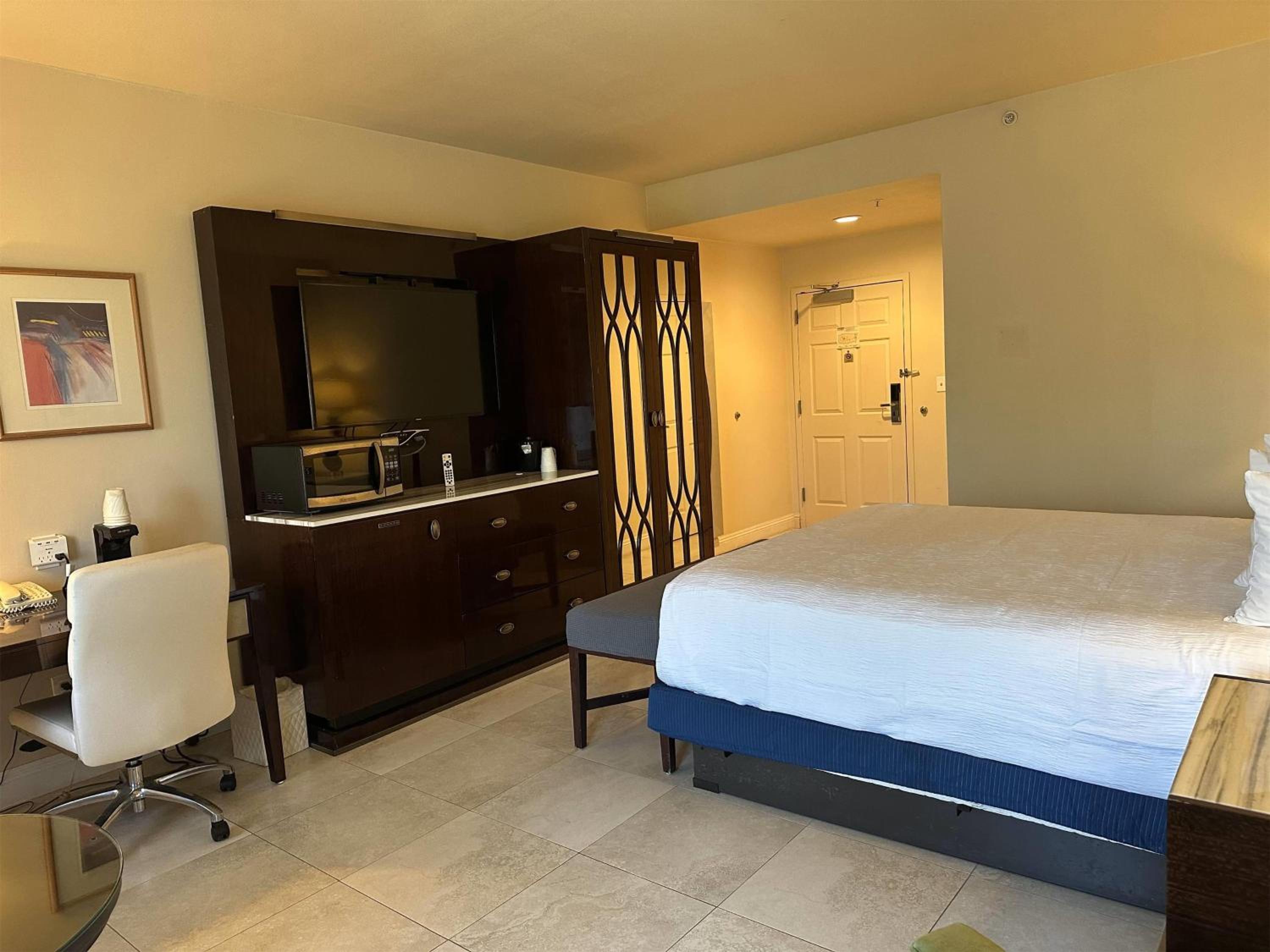 Premier King Room - Non-Smoking - Photo 2