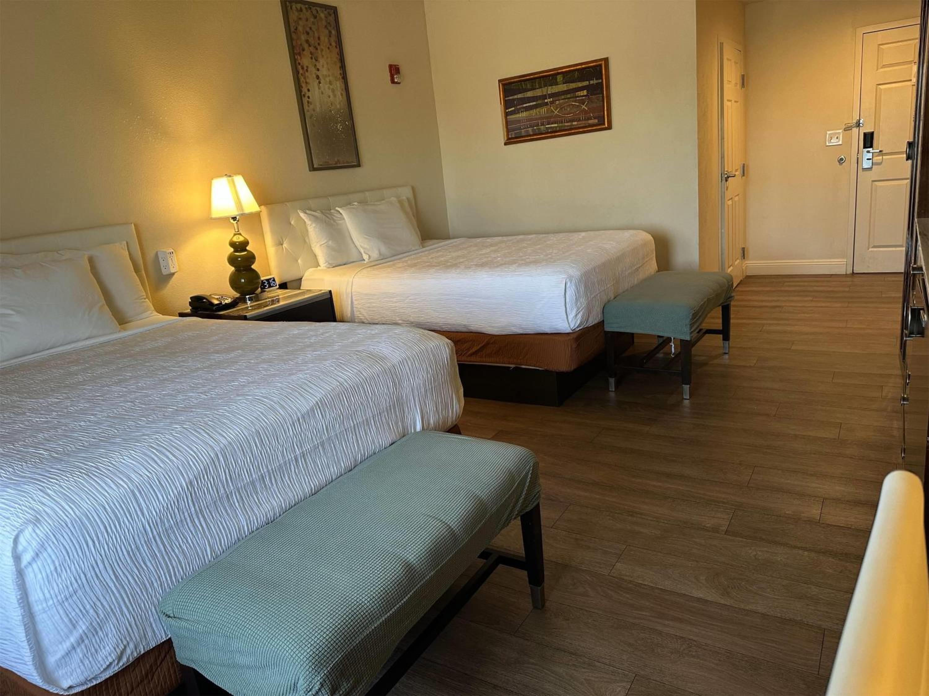 Deluxe Queen Room with Two Queen Beds - Non-Smoking - Photo 3