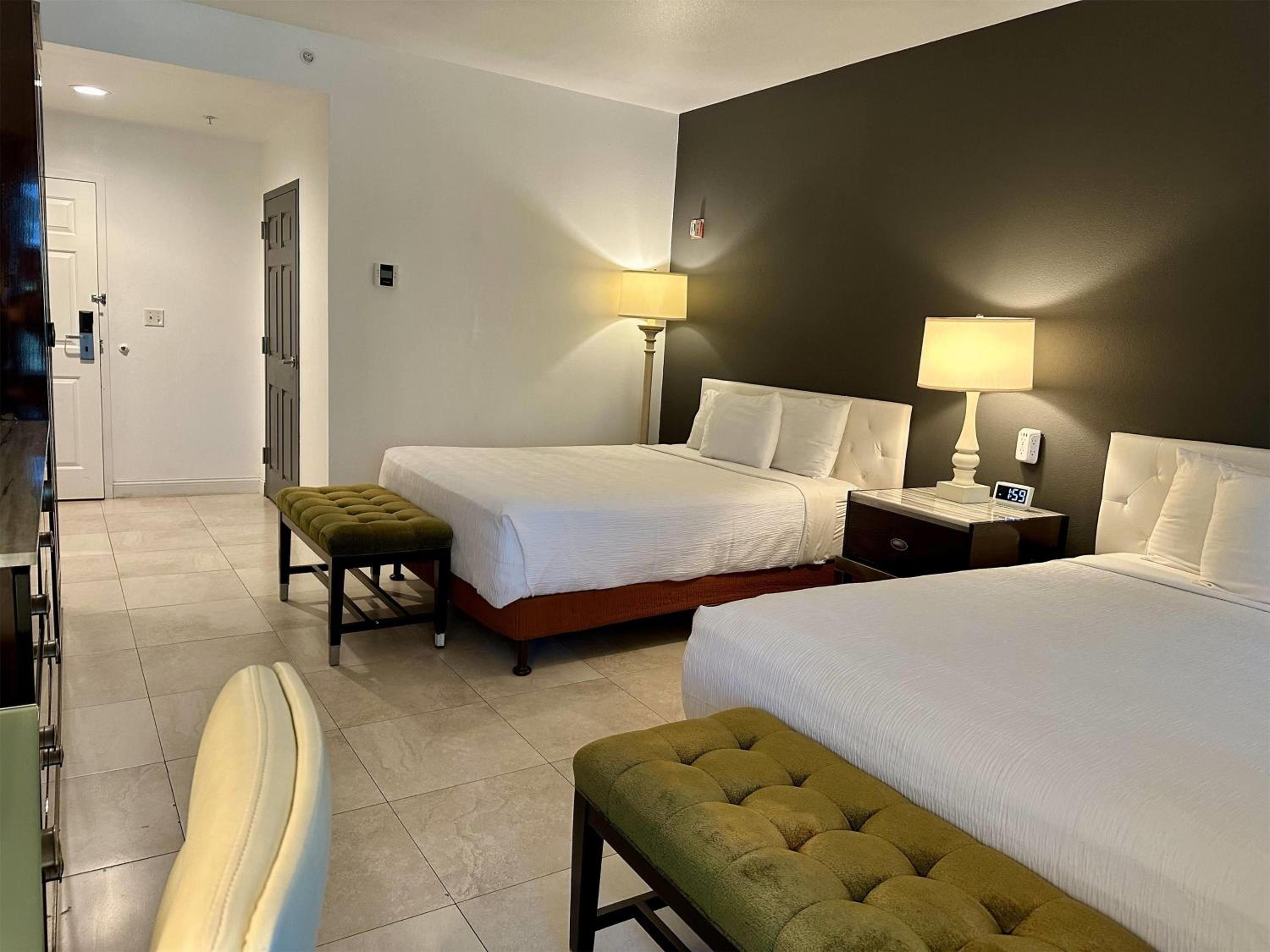 Premier Queen Room with Two Queen Beds - Non-Smoking - Photo 2