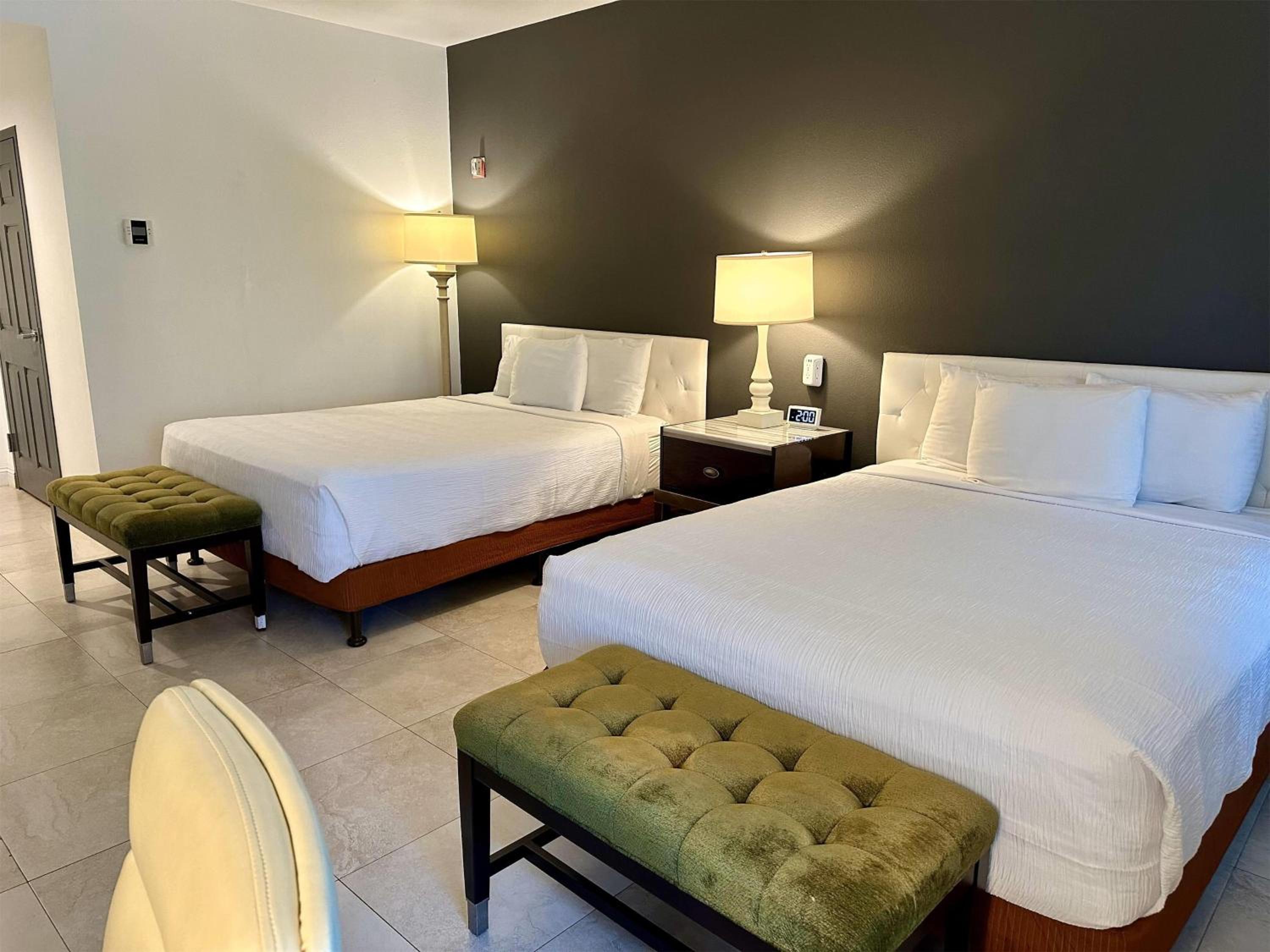 Premier Queen Room with Two Queen Beds - Non-Smoking - Photo 3
