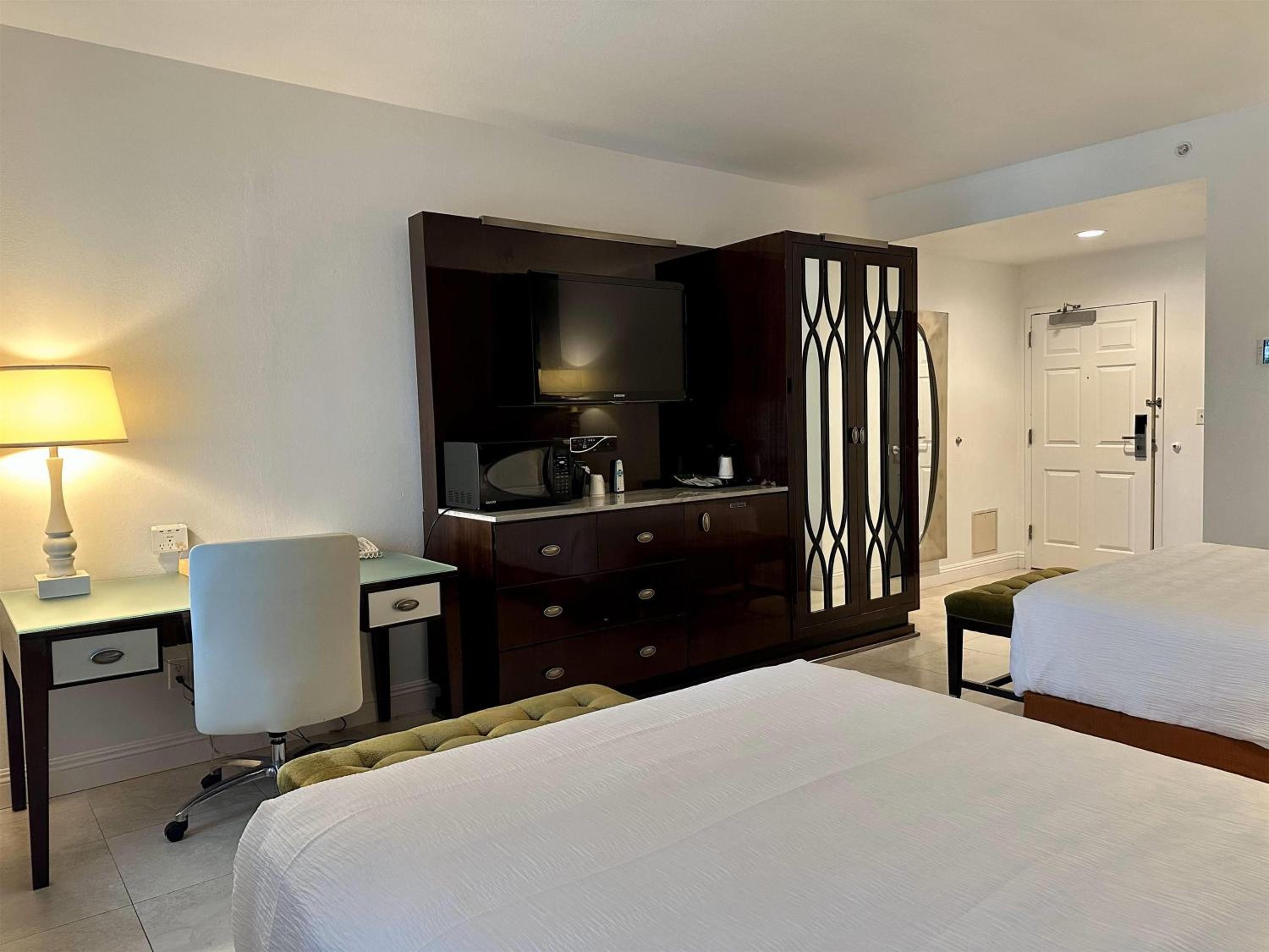 Premier Queen Room with Two Queen Beds - Non-Smoking - Photo 4