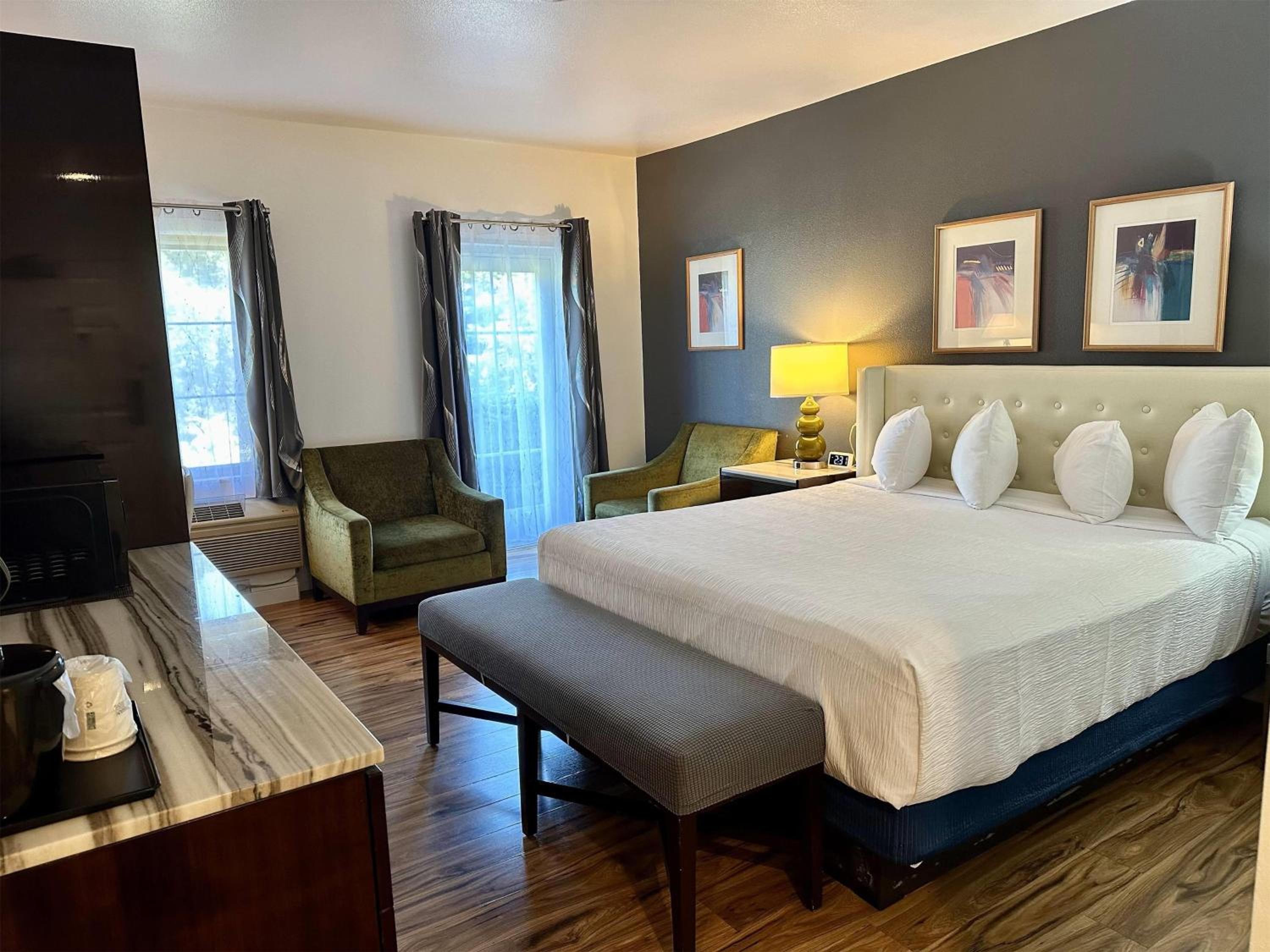 King Room with Mobility/Hearing Access and Roll-In Shower, Non-Smoking - Photo 2