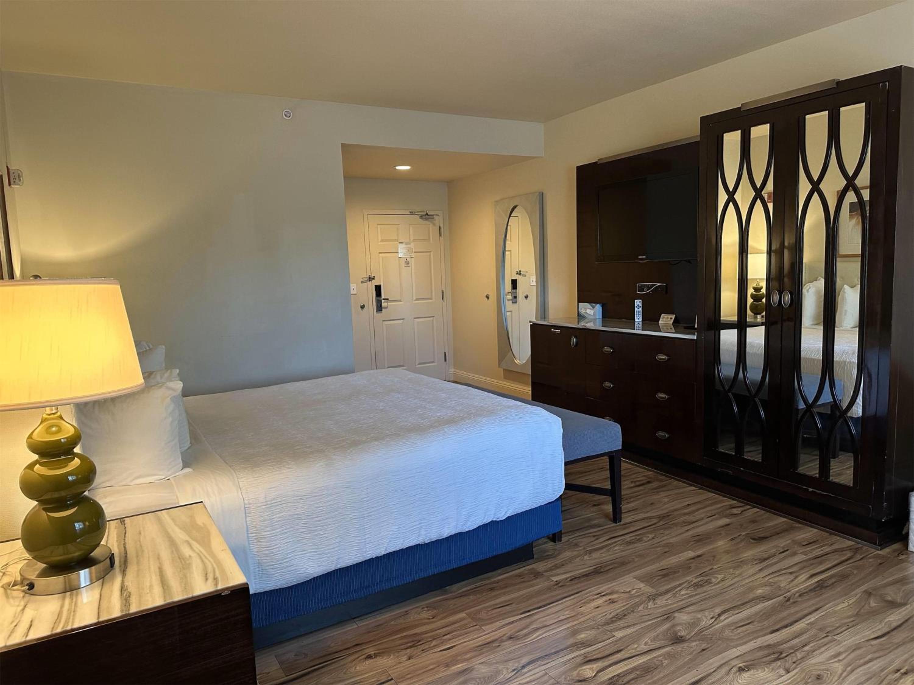 Deluxe King Room - Non-Smoking - Photo 2