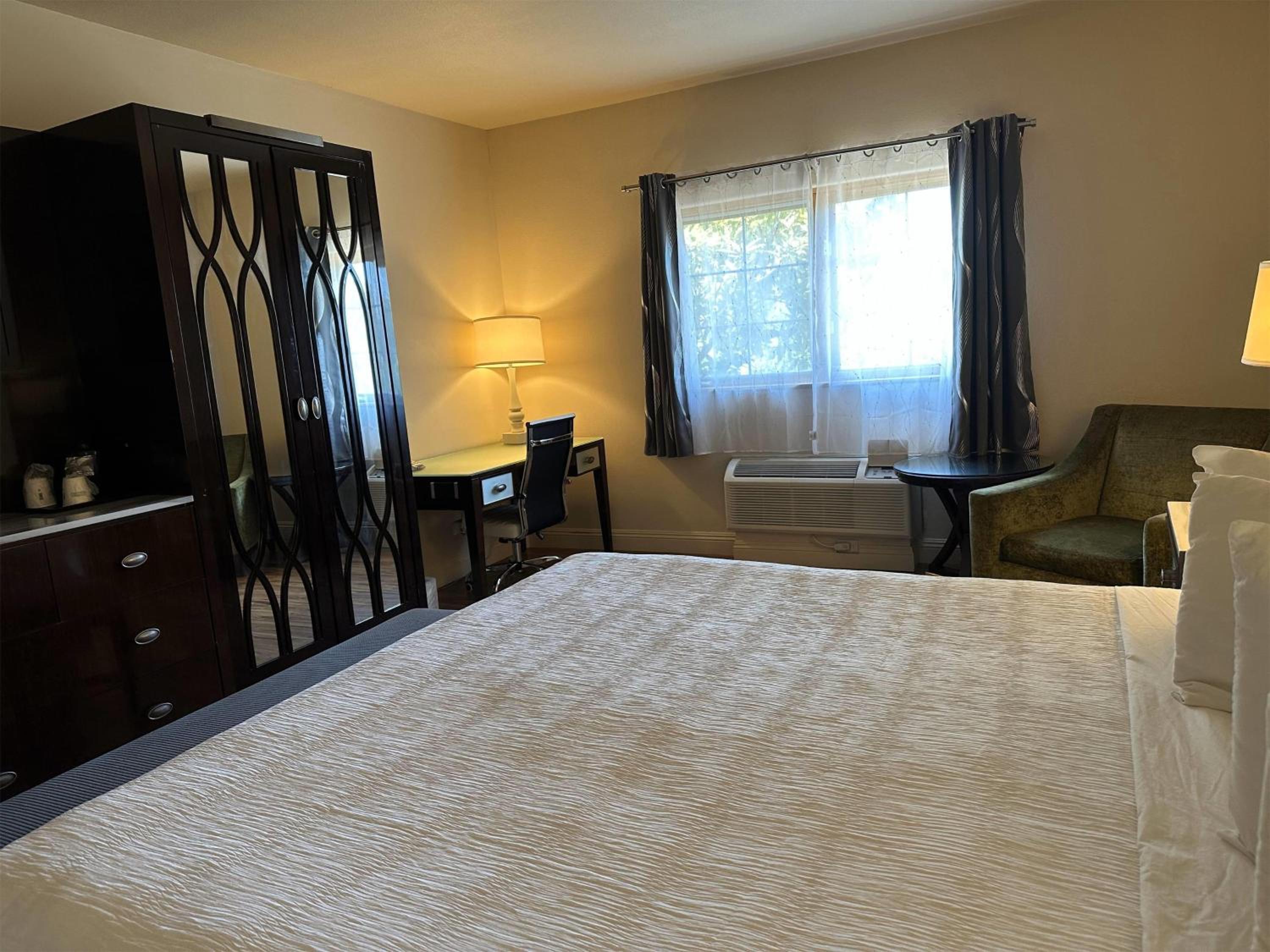 King Room with Balcony - Non-Smoking - Photo 1