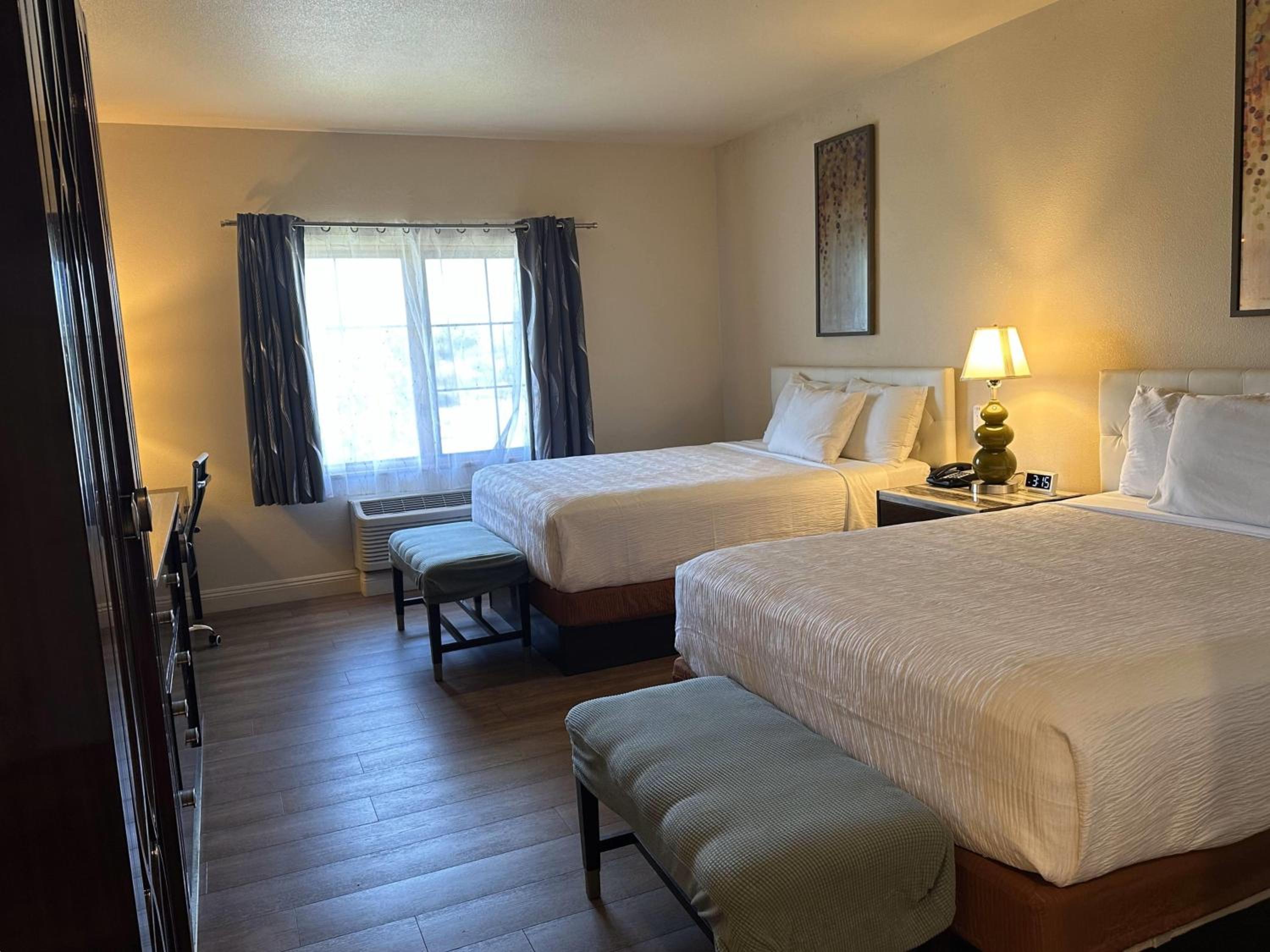 Deluxe Queen Room with Two Queen Beds - Non-Smoking - Photo 4