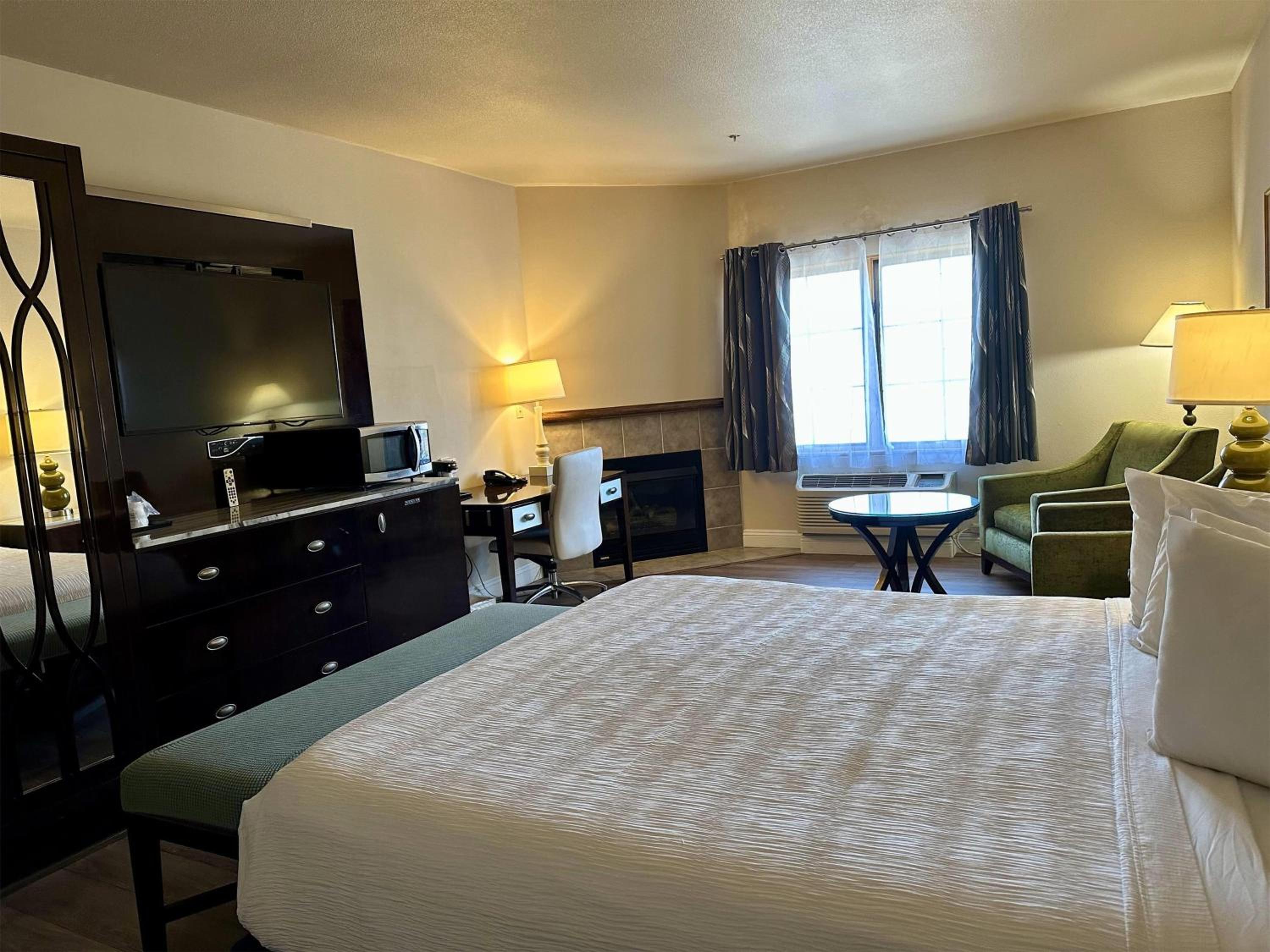 King Suite with Spa Bath and Balcony - Non-Smoking - Photo 1