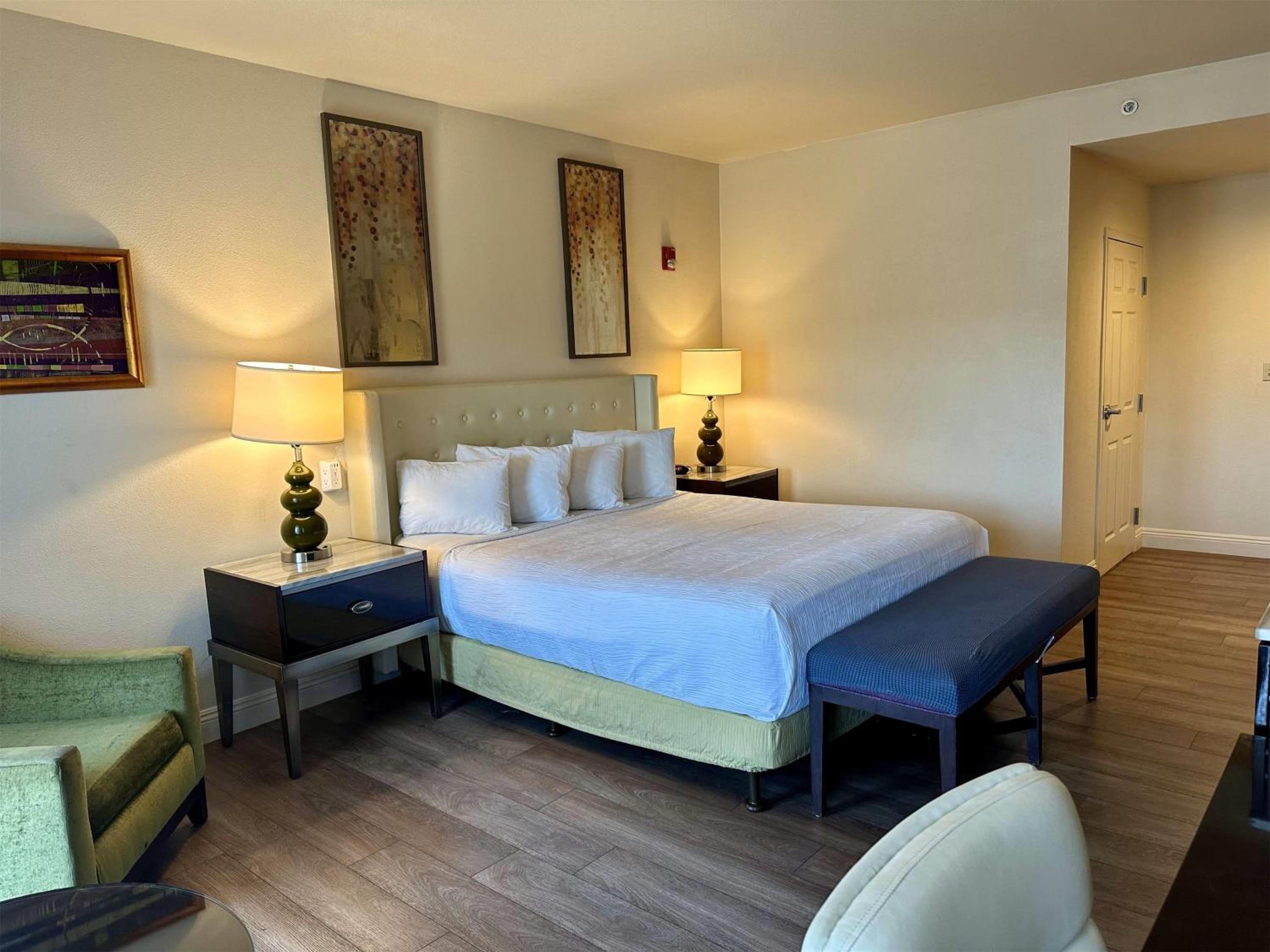 King Room with Balcony - Non-Smoking - Photo 2