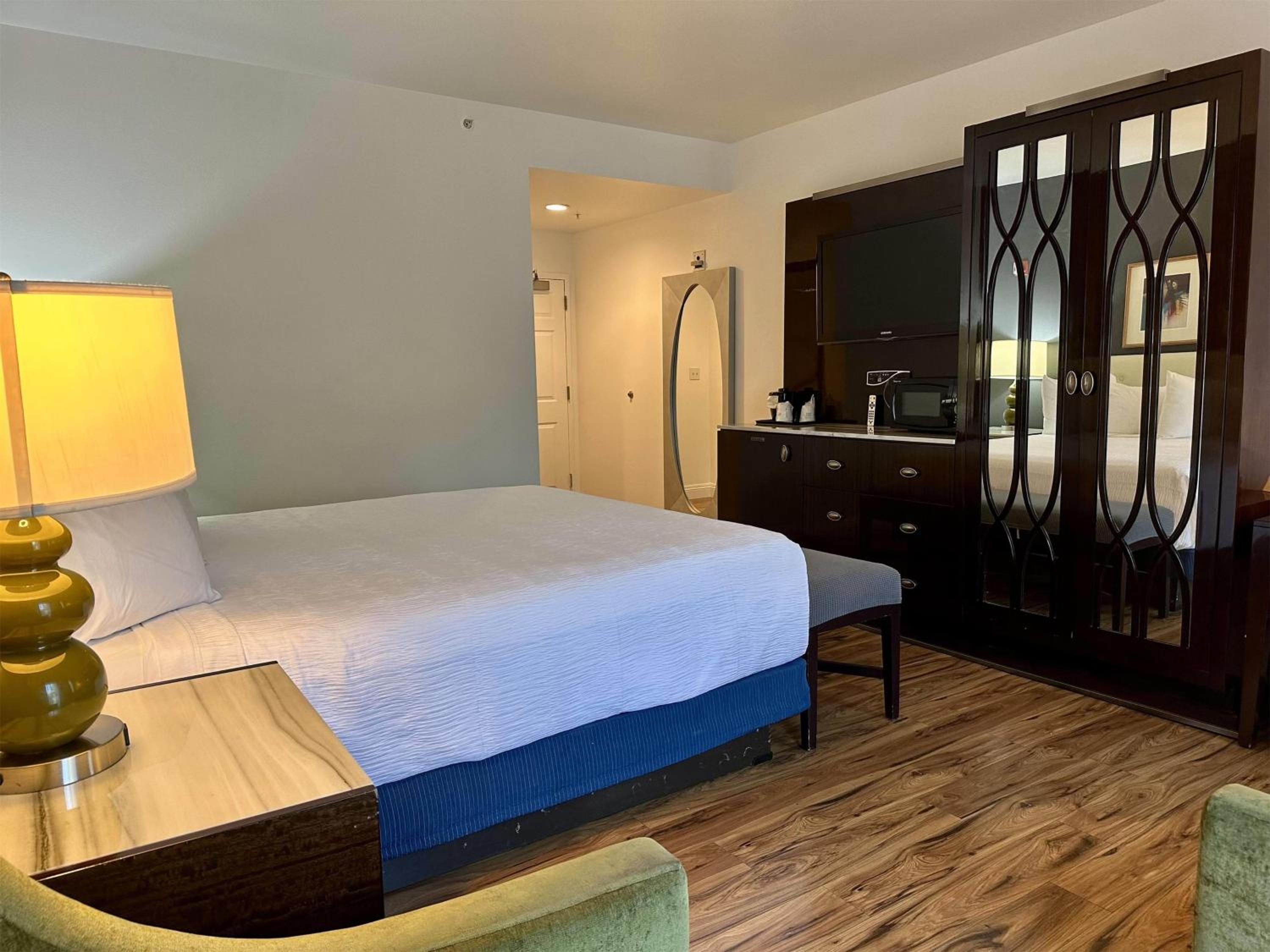 King Room with Balcony - Non-Smoking - Photo 3