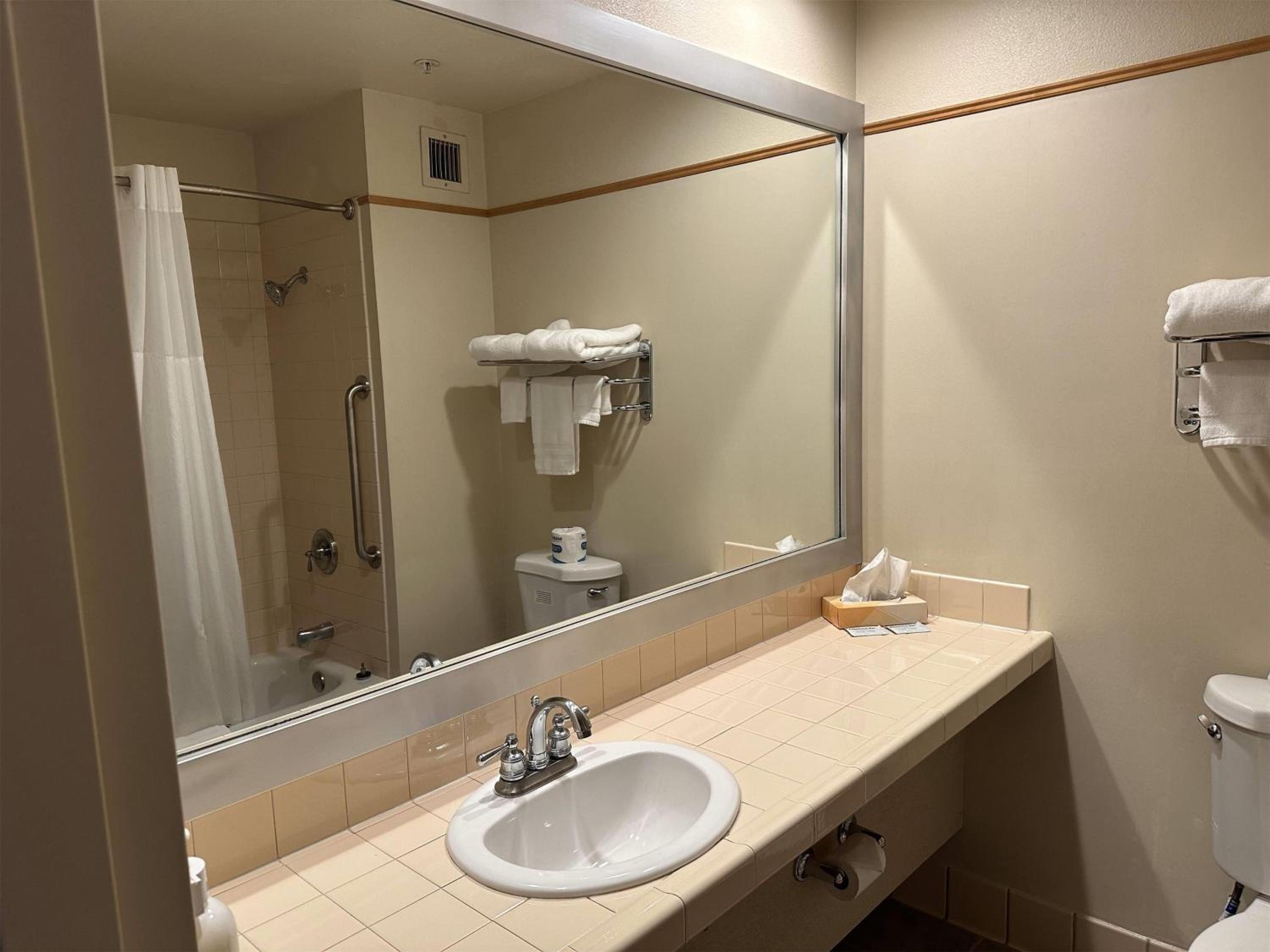 Deluxe Queen Room with Two Queen Beds - Non-Smoking - Photo 5