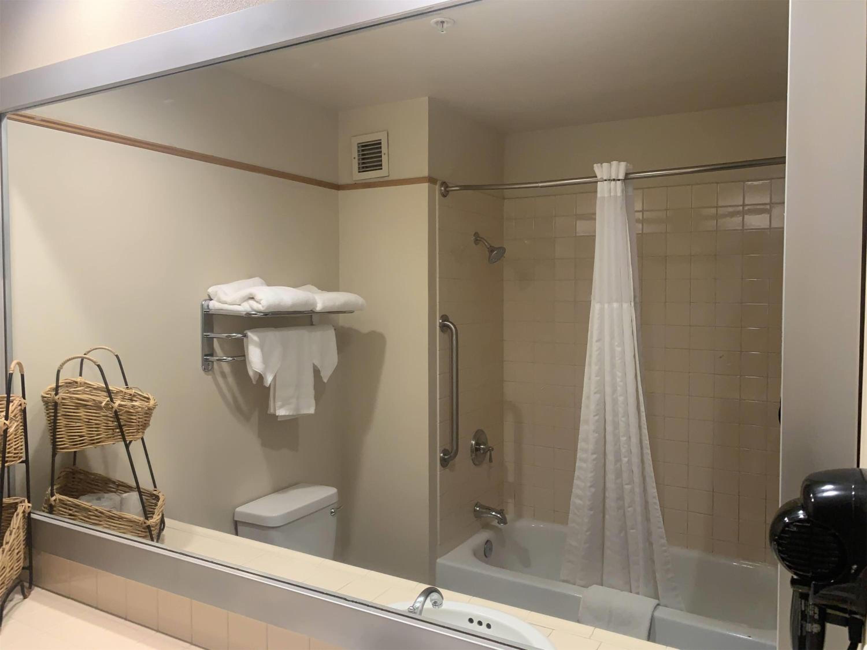 King Room with Balcony - Non-Smoking - Photo 5
