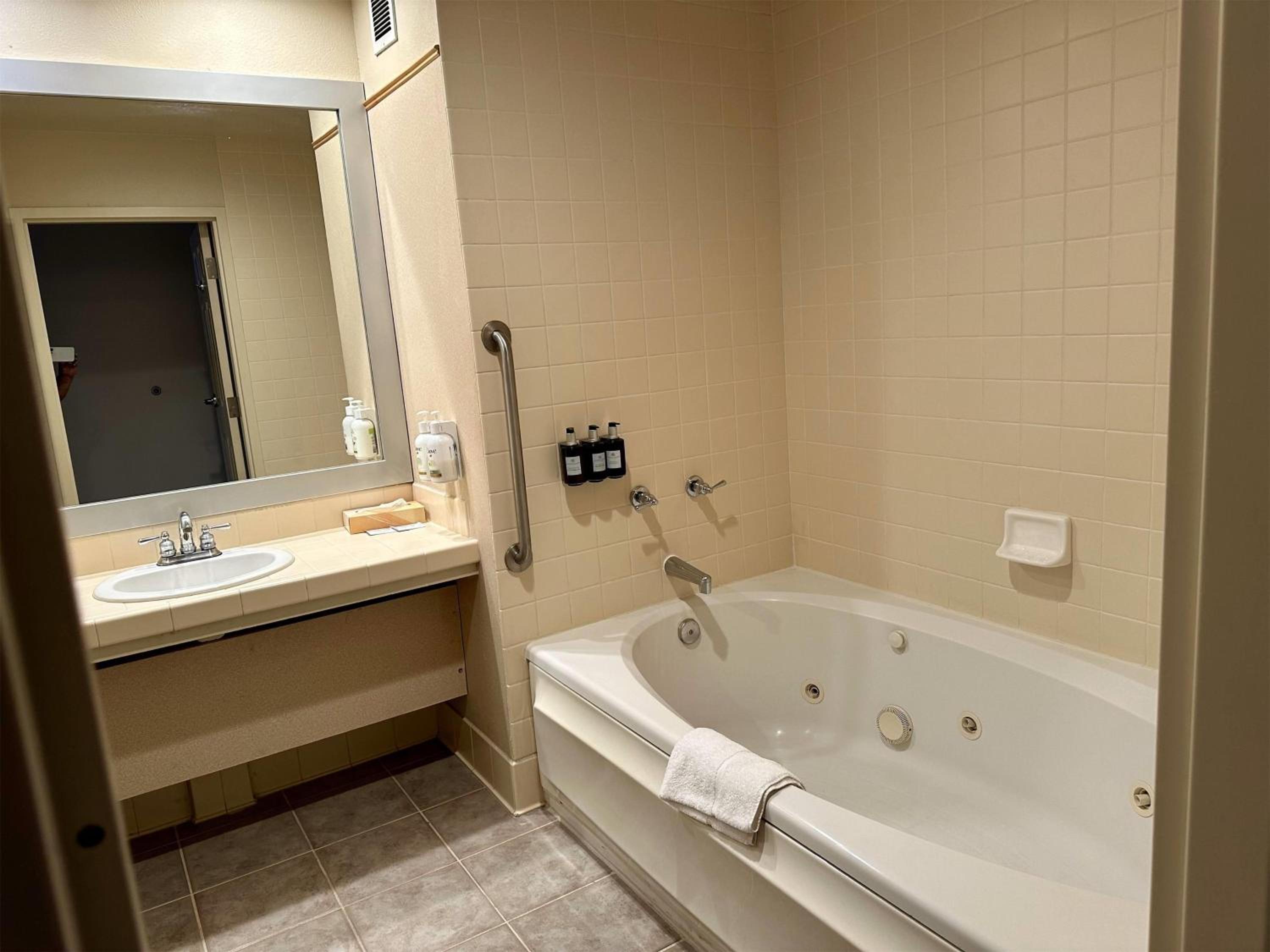 King Suite with Spa Bath and Balcony - Non-Smoking - Photo 3