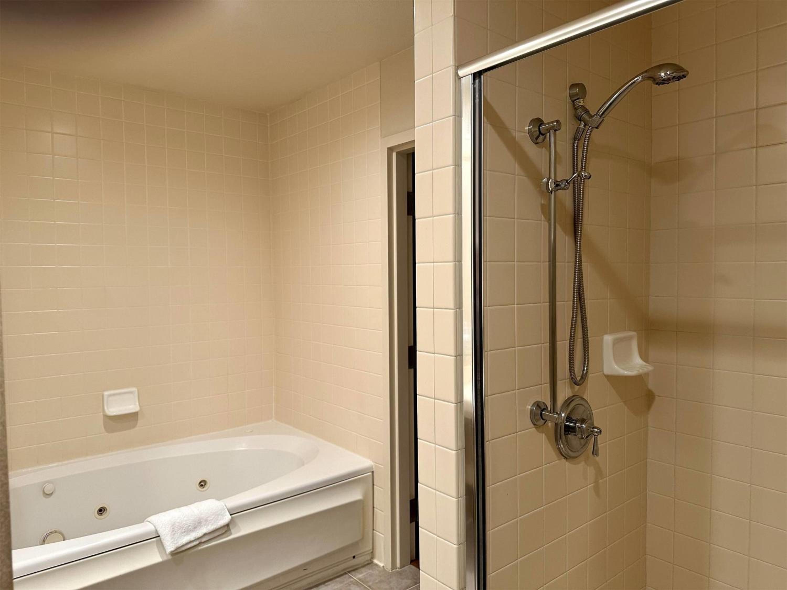 Junior King Suite with Spa Bath - Non-Smoking - Photo 6