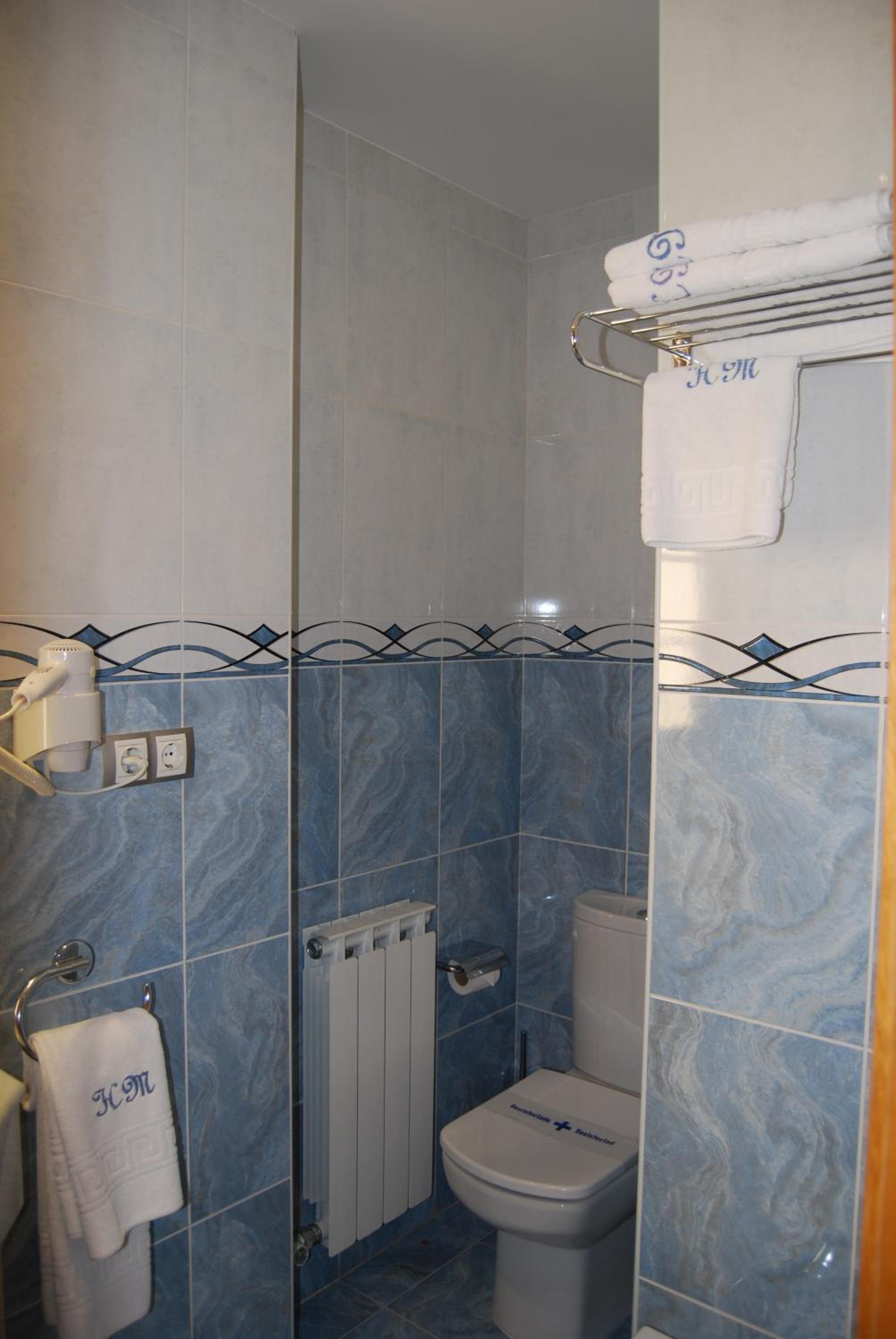 Twin Room with 2 Extra Beds photo 2