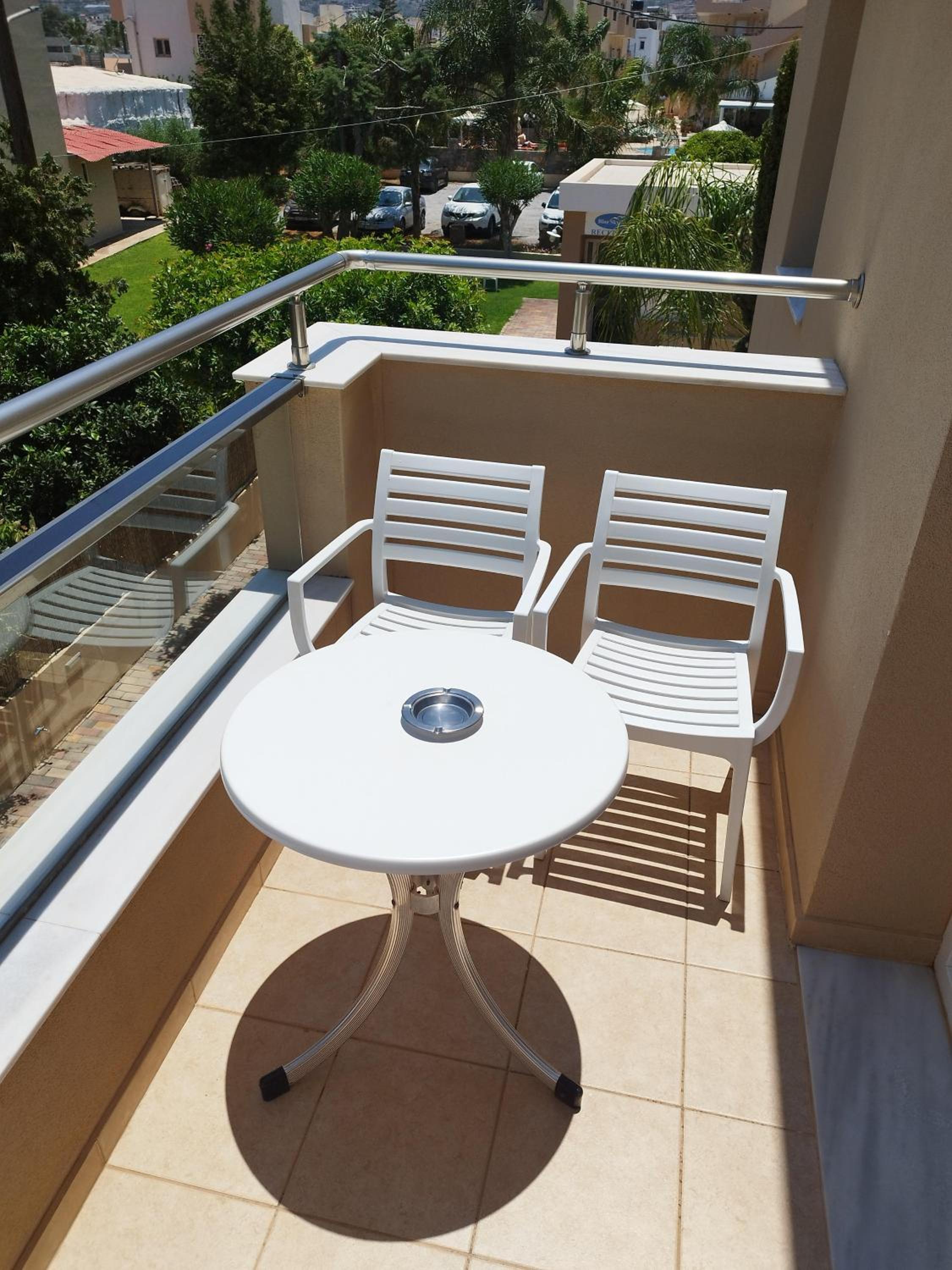 One-Bedroom Apartment with Balcony and Mountain View photo 3
