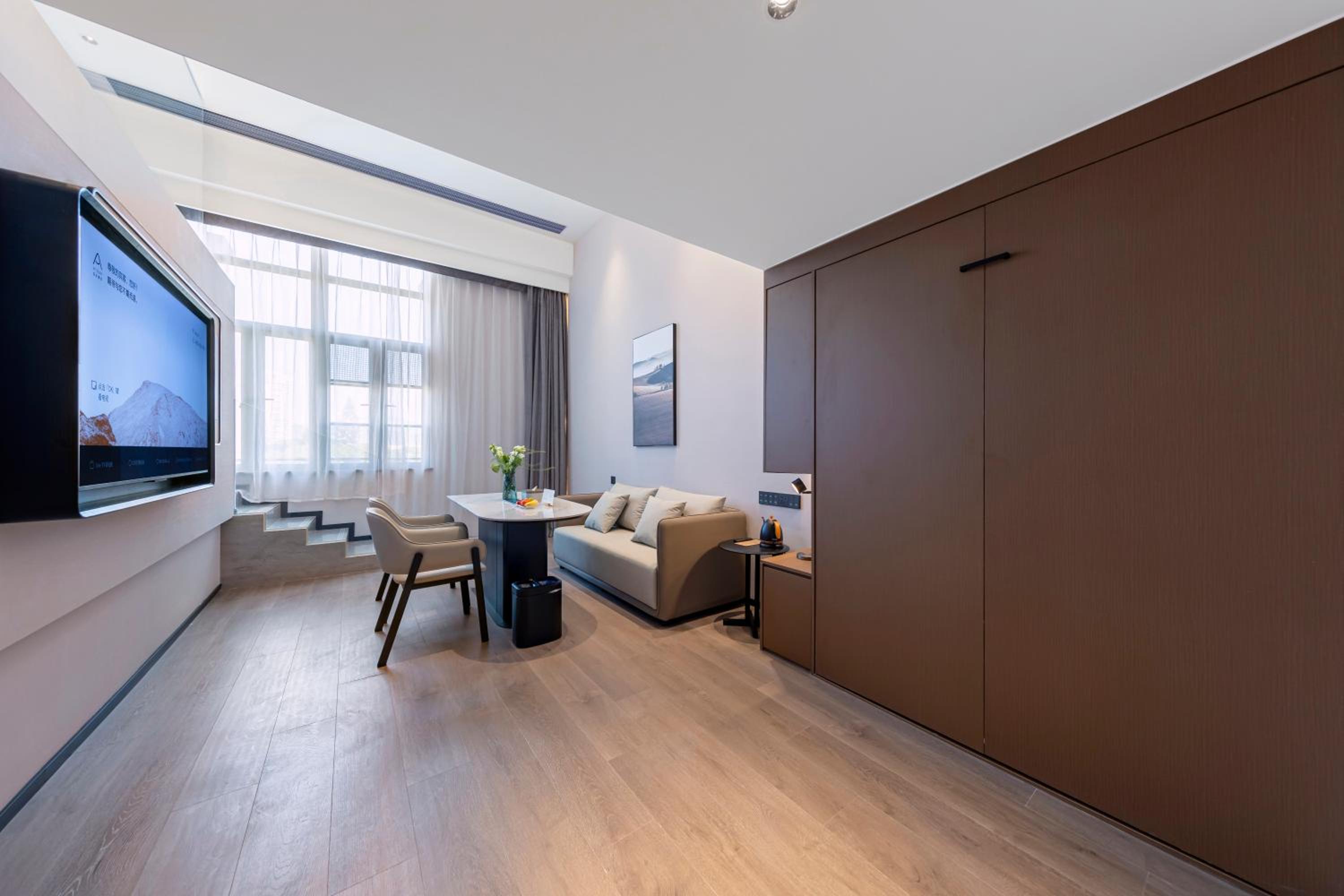 Premier Family Room photo 2