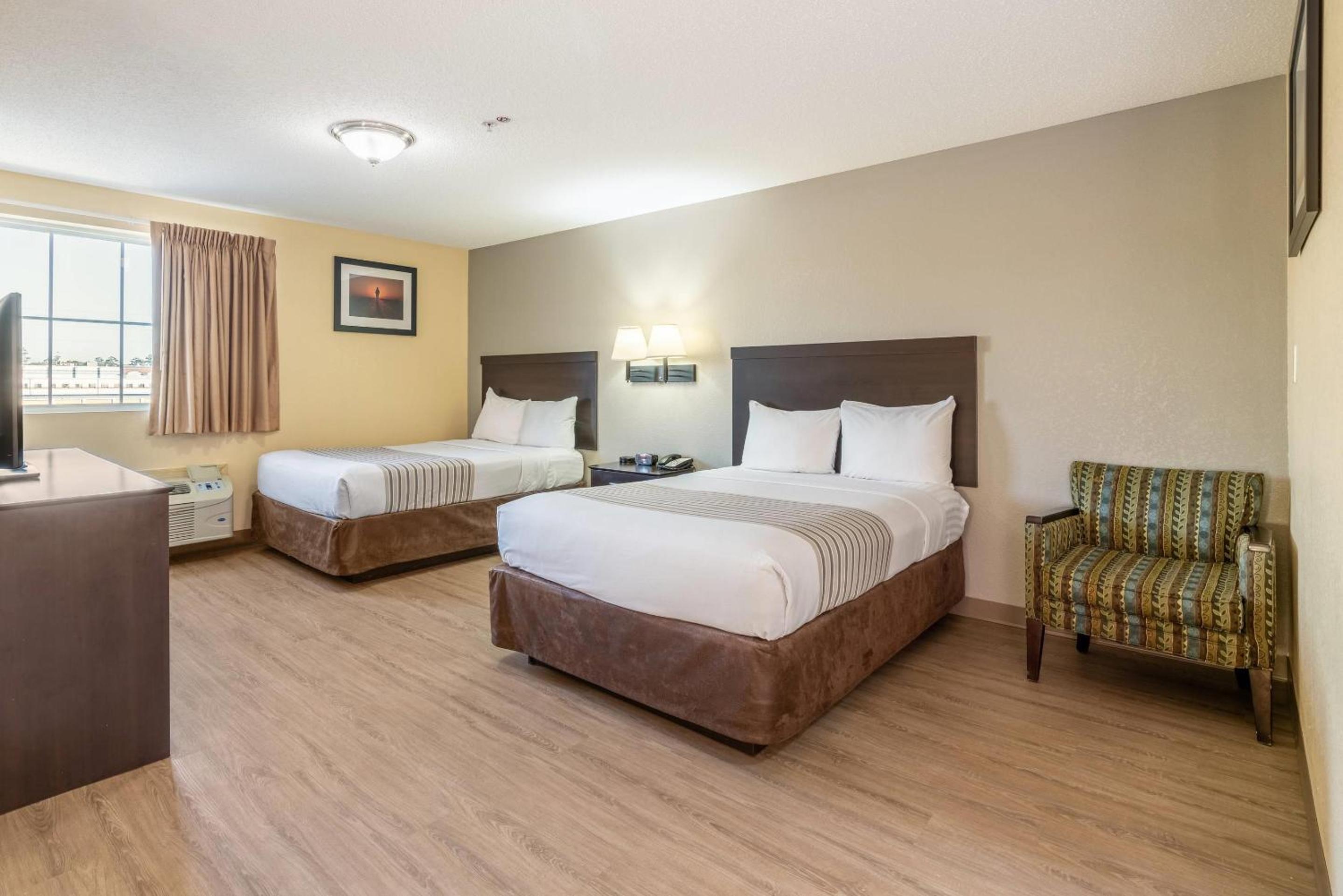Superior Queen Room with Two Queen Beds - Accessible/Non Smoking - Photo 3