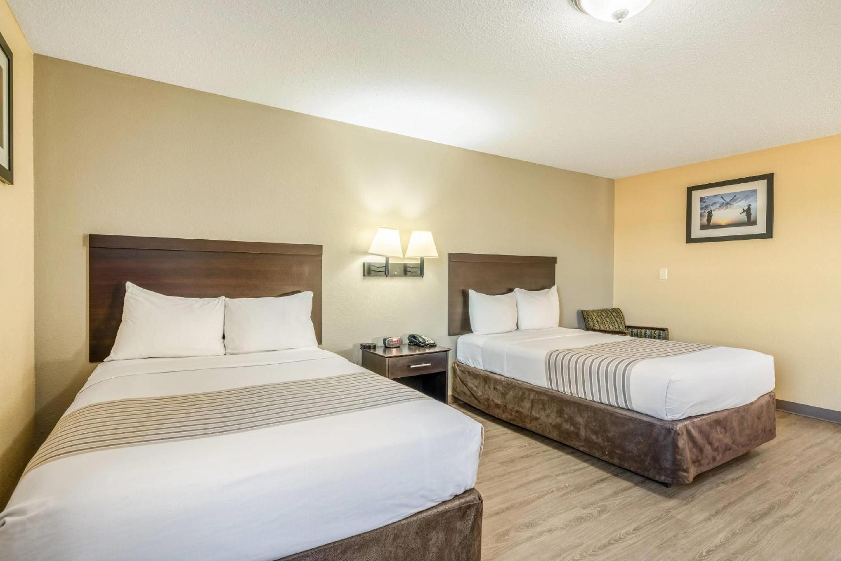 Superior Queen Room with Two Queen Beds - Accessible/Non Smoking - Photo 4