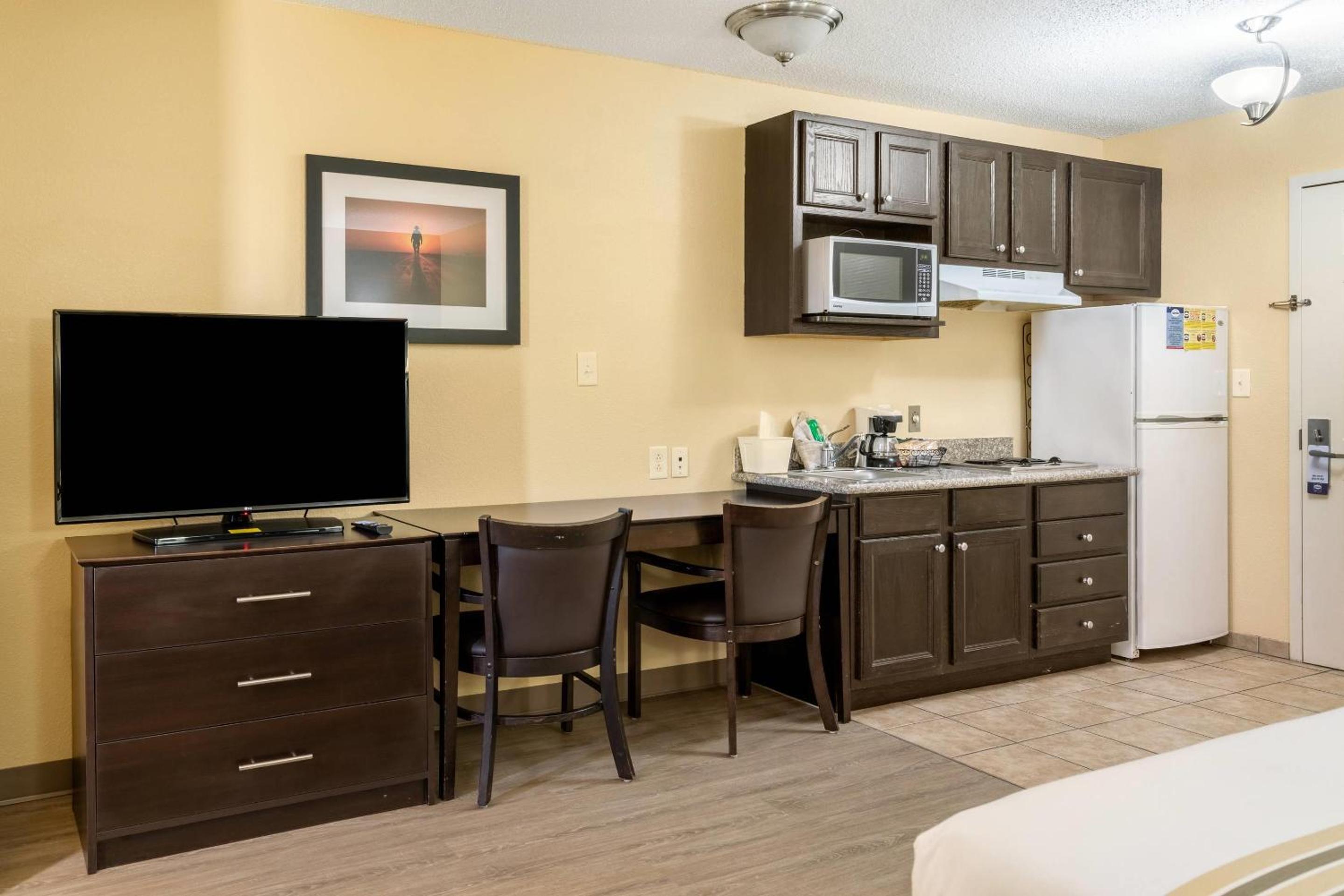 Superior Queen Room with Two Queen Beds - Accessible/Non Smoking - Photo 5