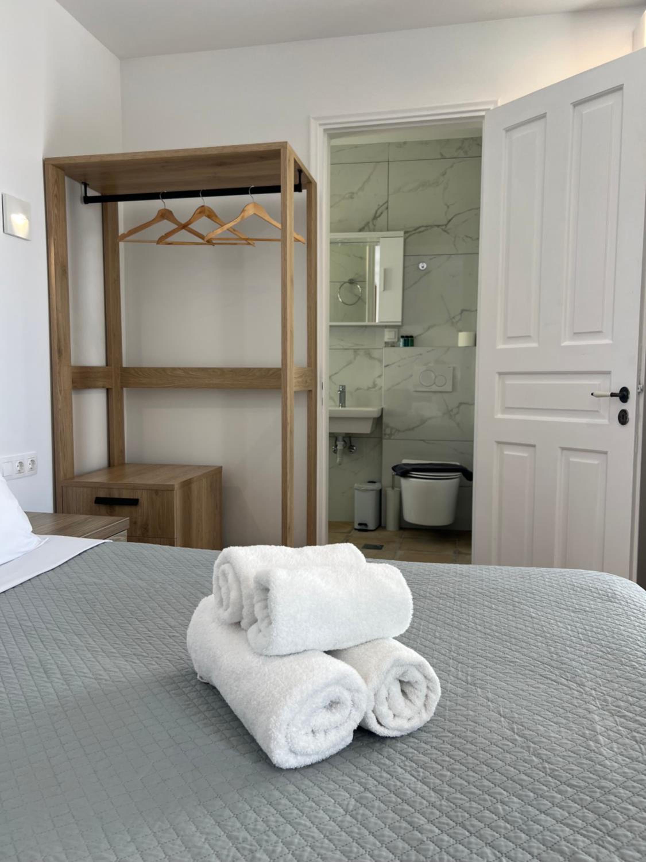 Deluxe Double Room with Side Sea View
