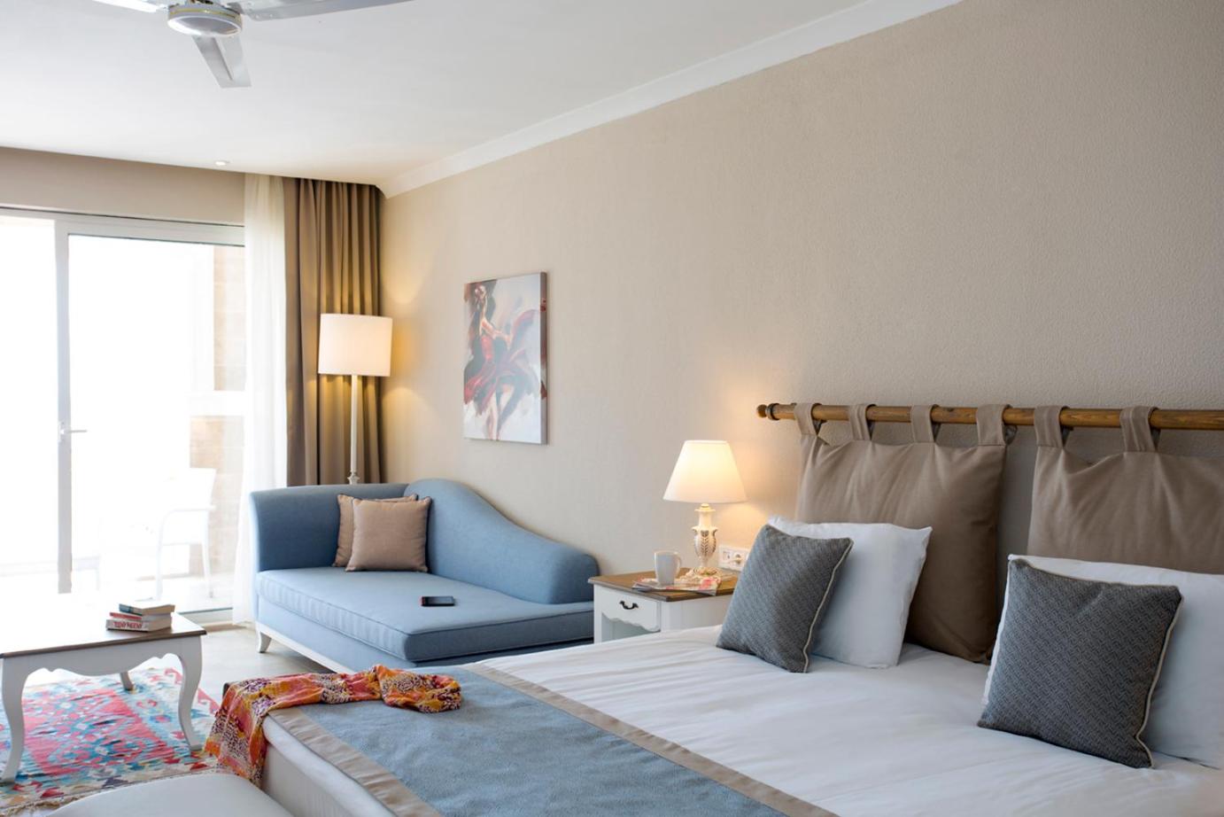 Double or Twin Room with Partial Sea View photo 2