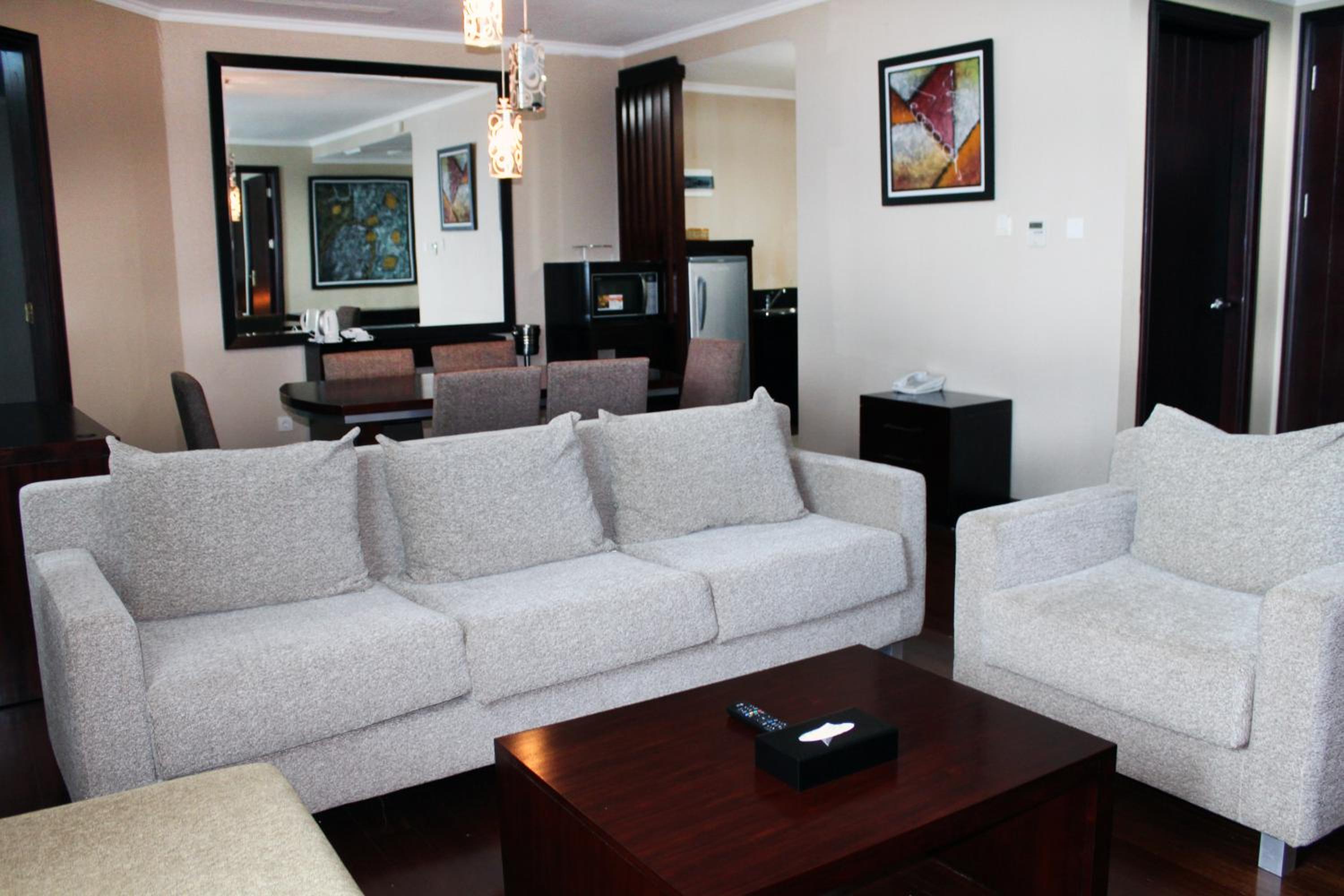 Executive Suite - Photo 5