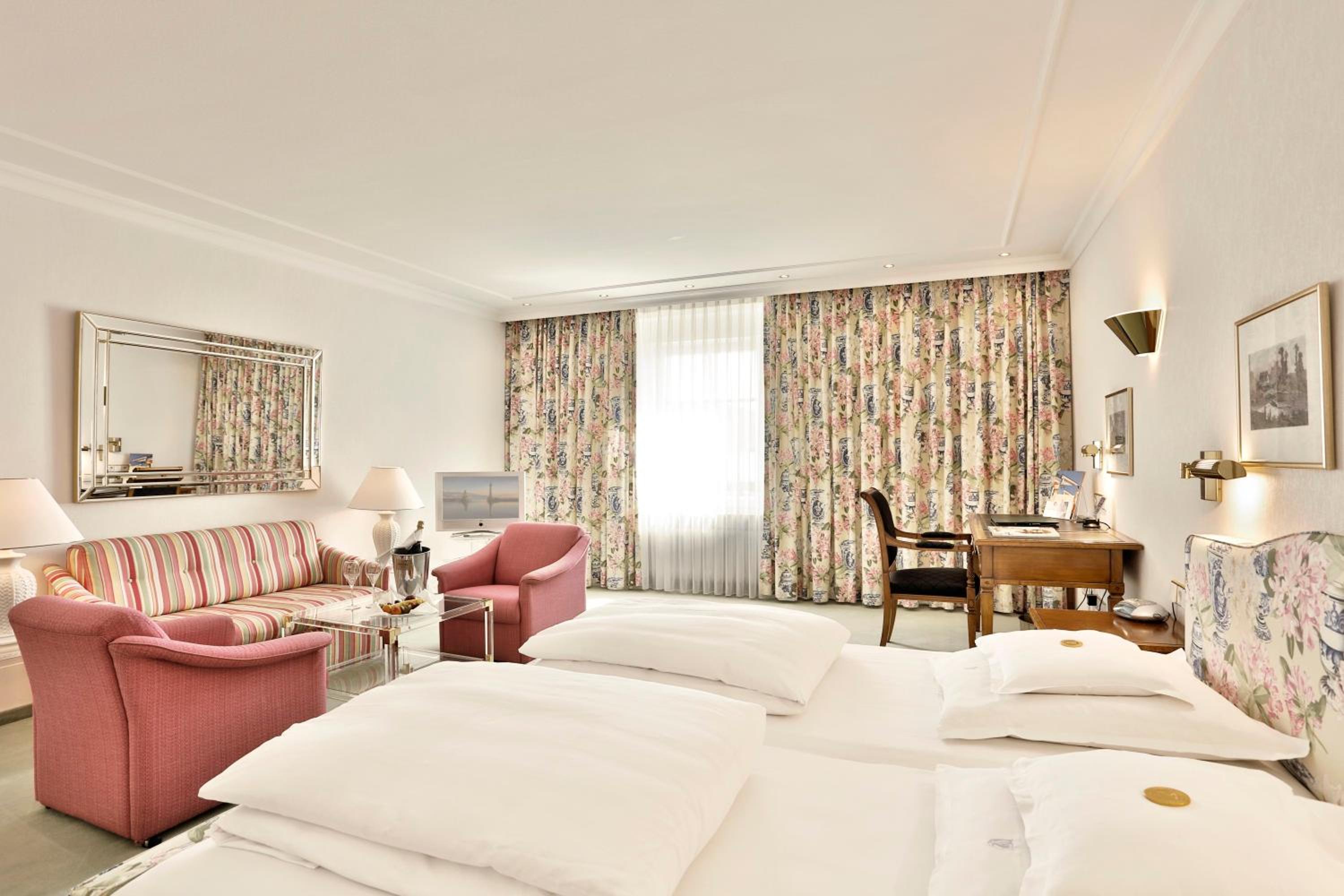 Doppelzimmer mit Seeblick photo
