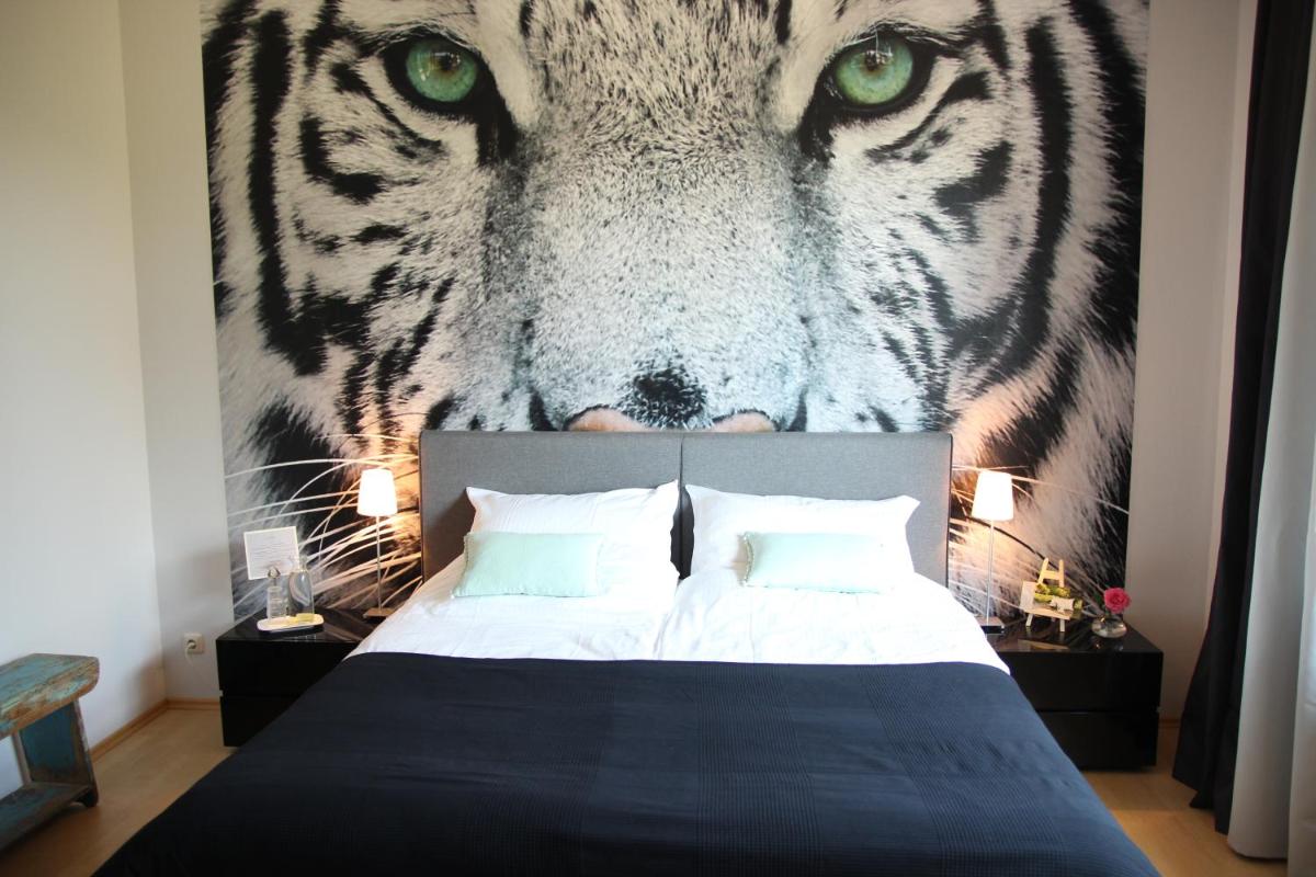 Double Room with Shared Bathroom photo 3