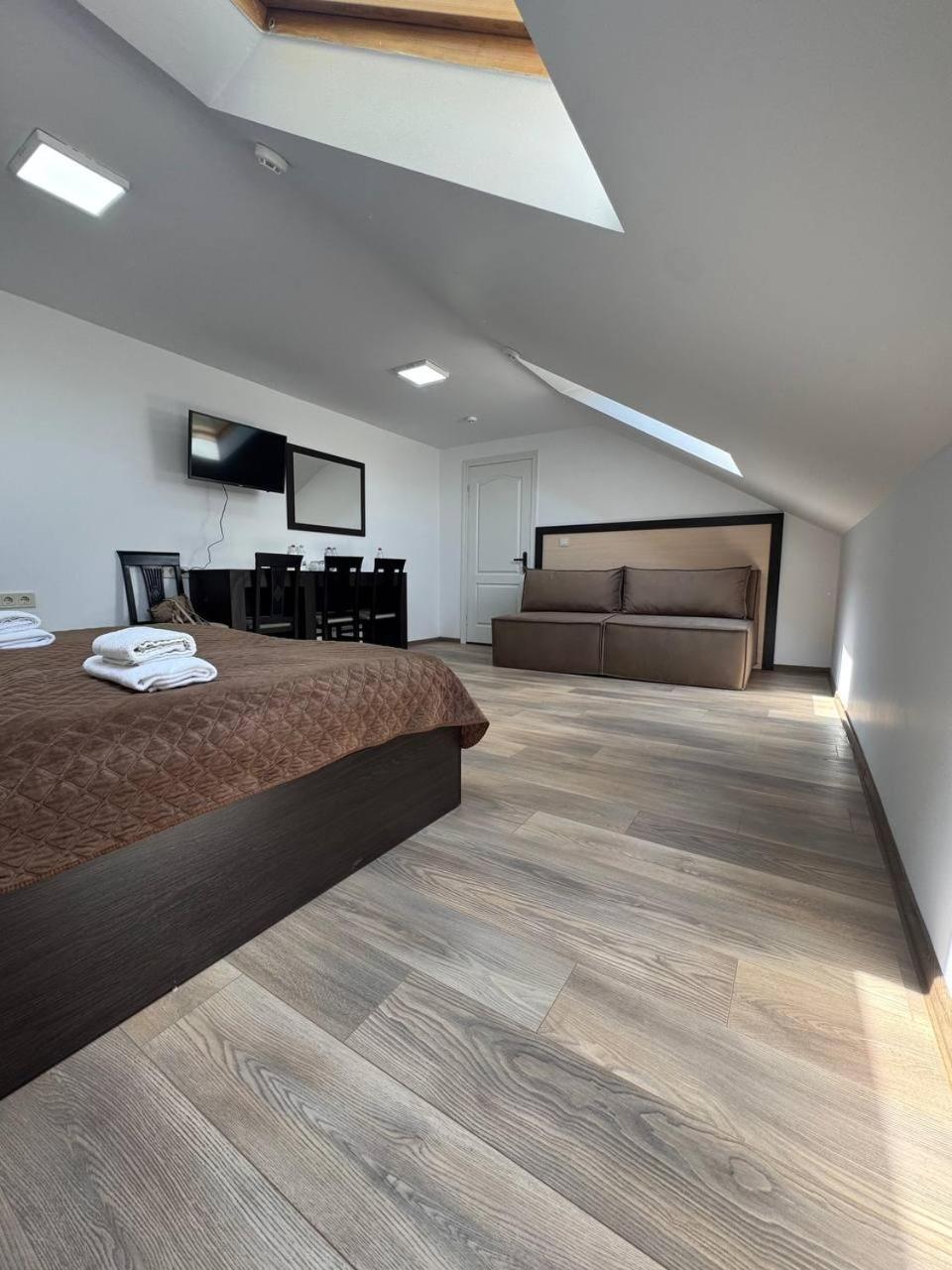 Superior Family Room photo 3