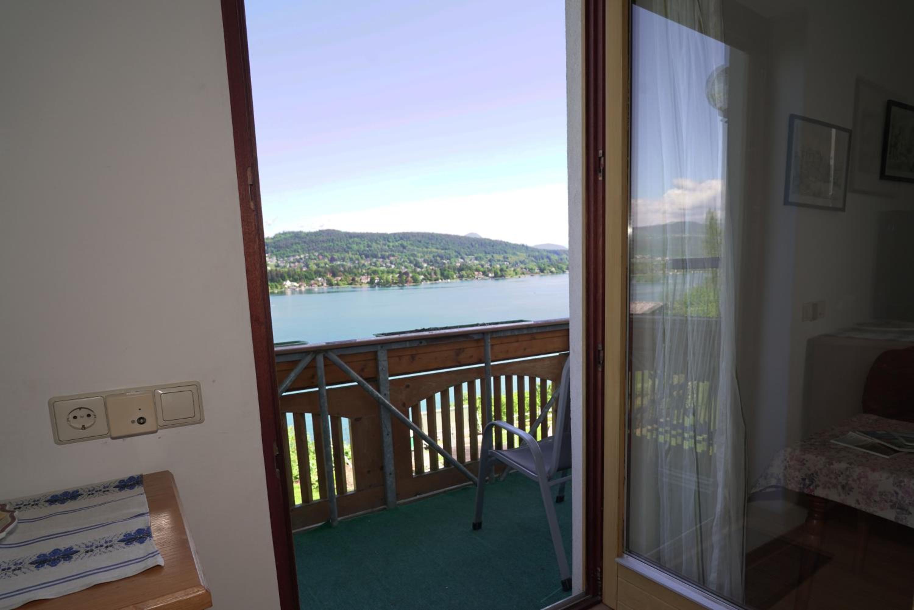 One-Bedroom Apartment with Lake View photo 3