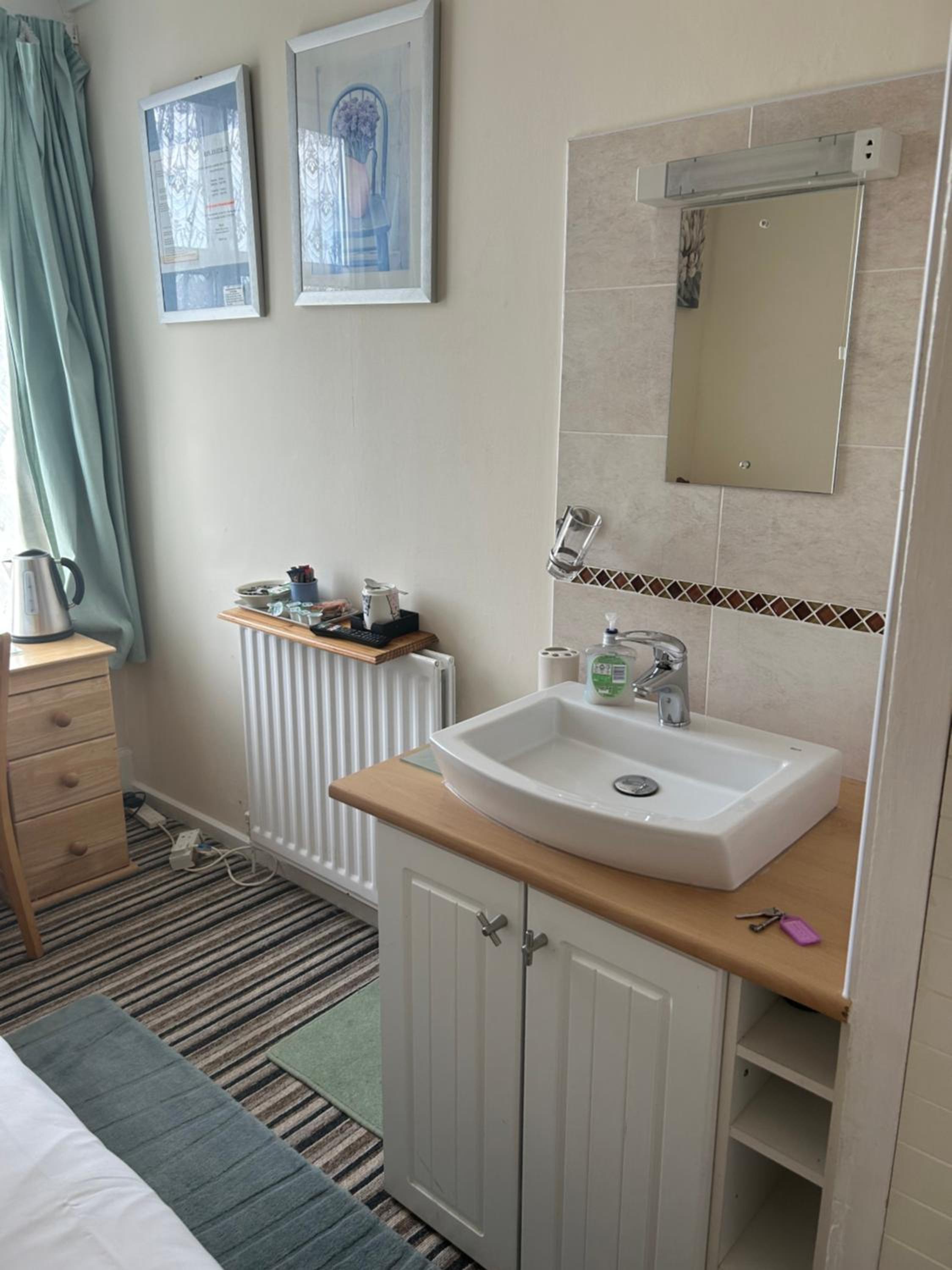 Single Room with Shared Shower and Toilet photo 3