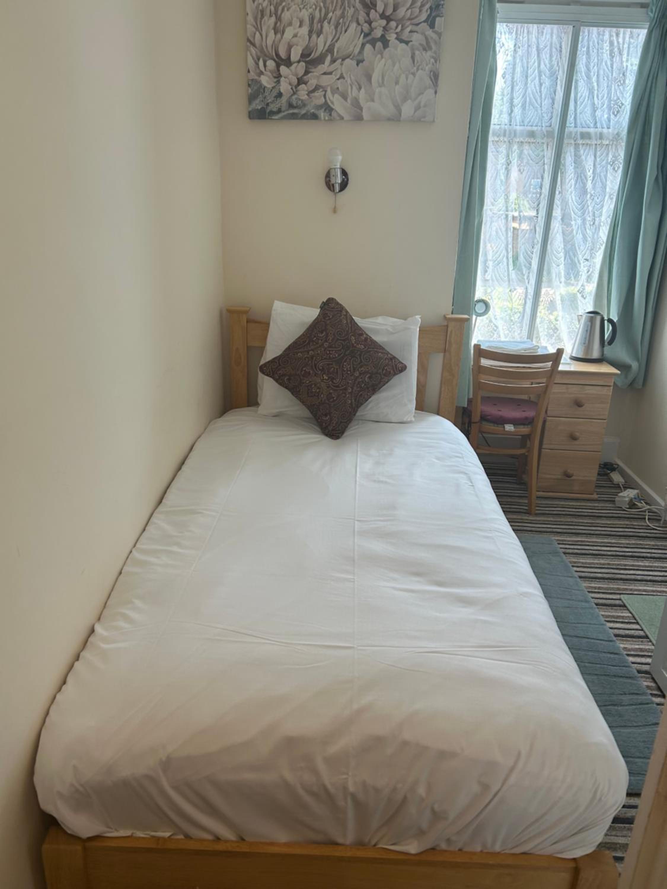 Single Room with Shared Shower and Toilet photo 2