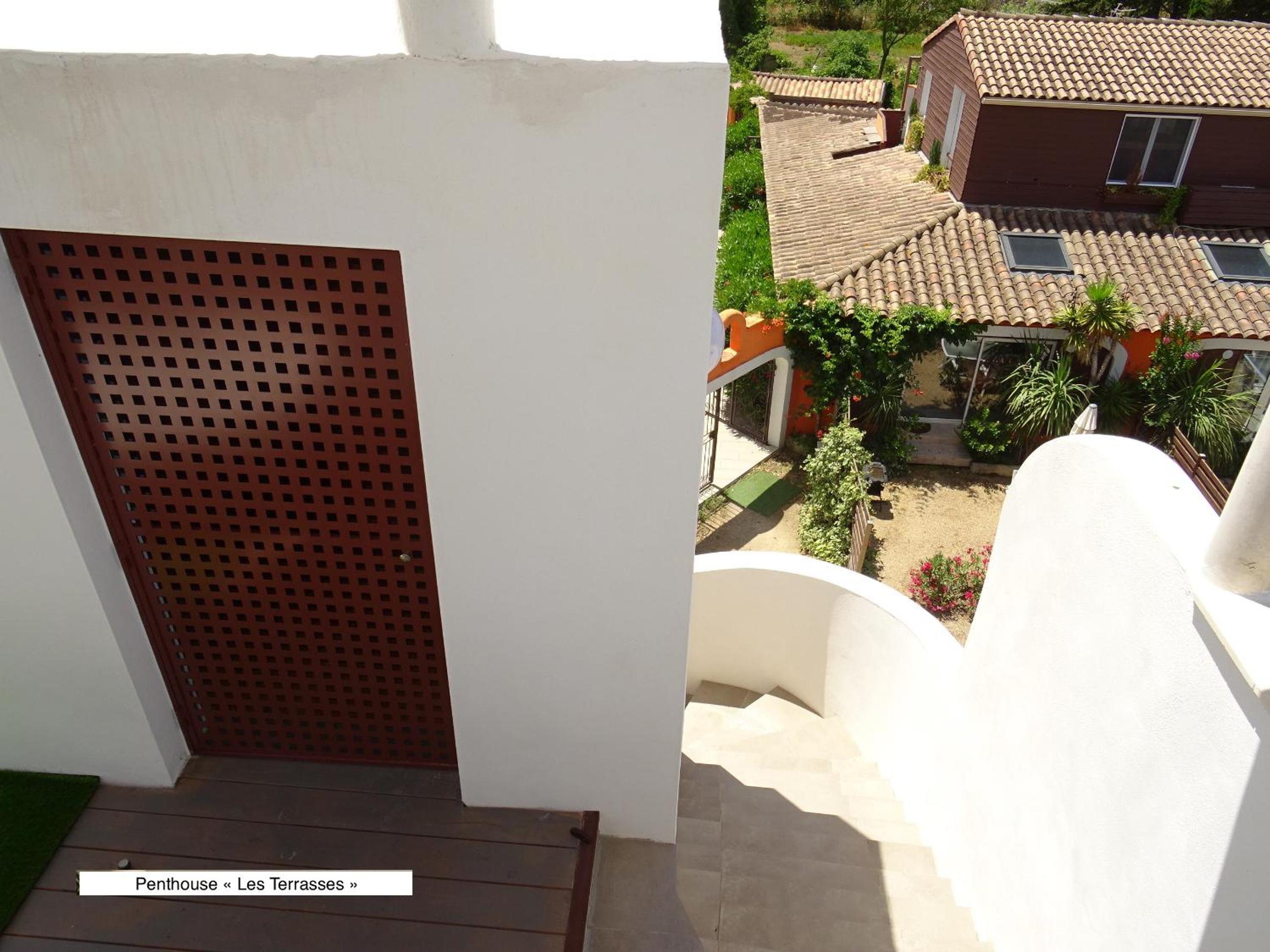 Deluxe Two-Bedroom Apartment with Garden View