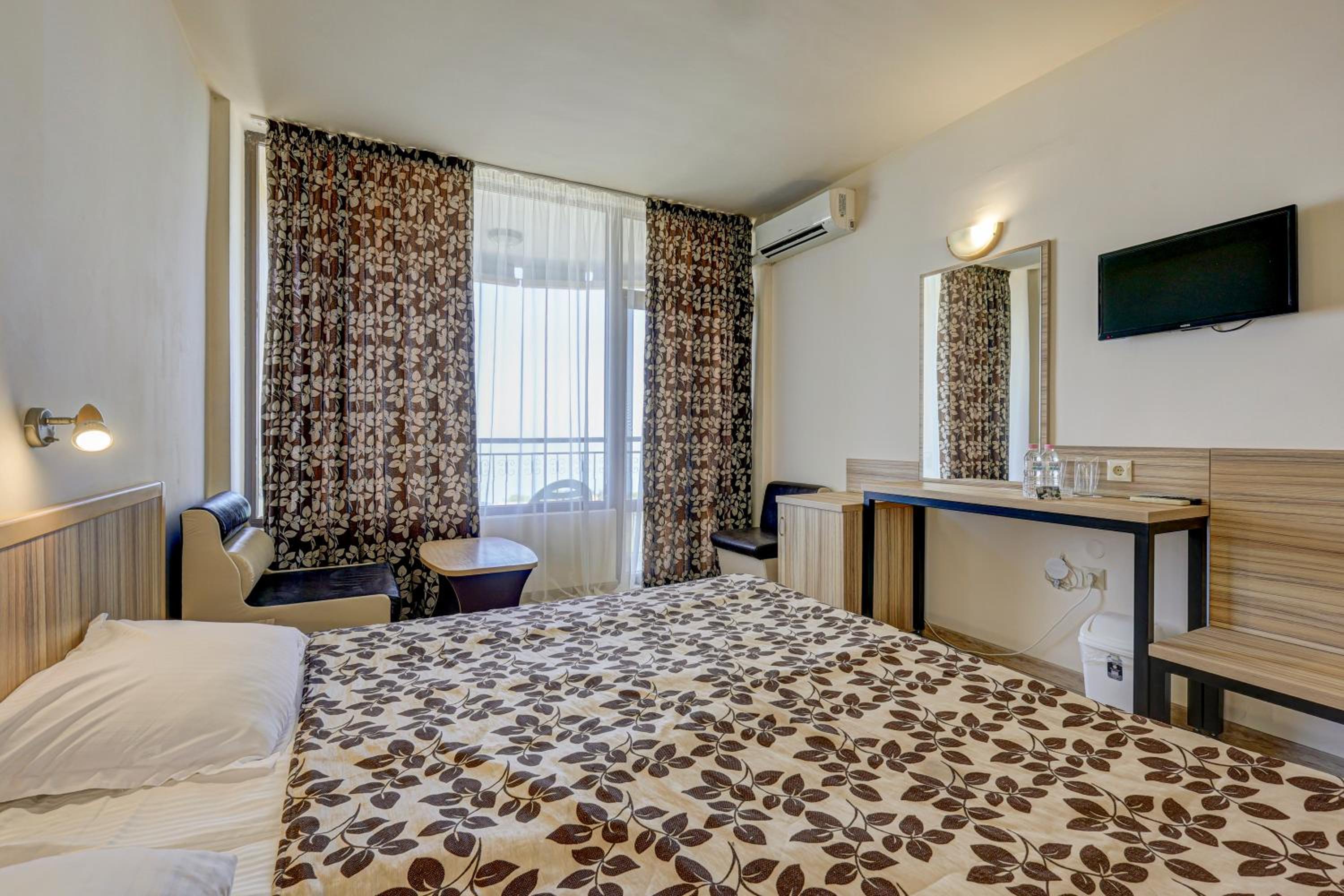 Double or Twin Room with Sea View (2 Adults + 1 Child) photo 1