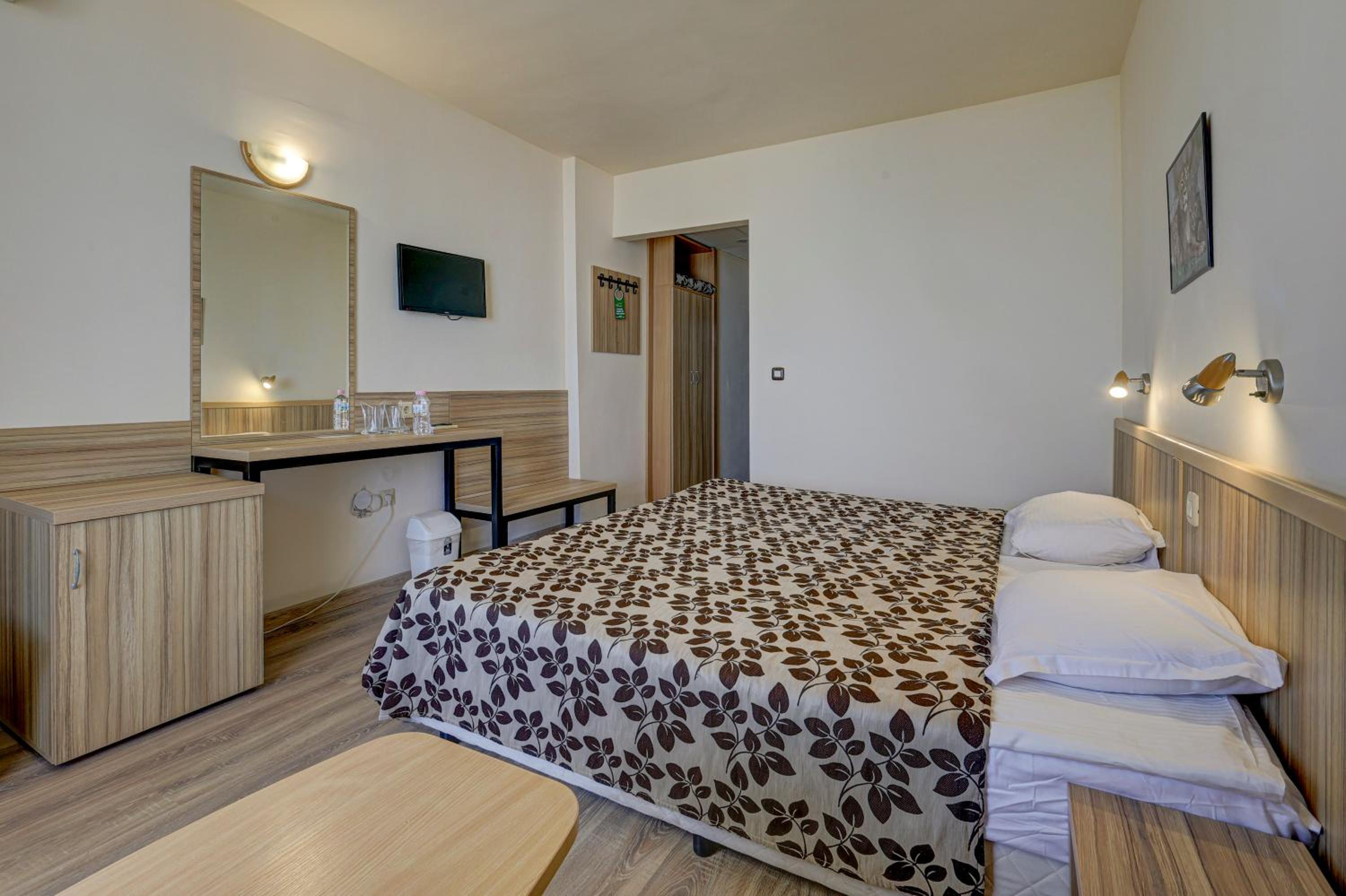 Double or Twin Room with Sea View (2 Adults + 1 Child) photo 2