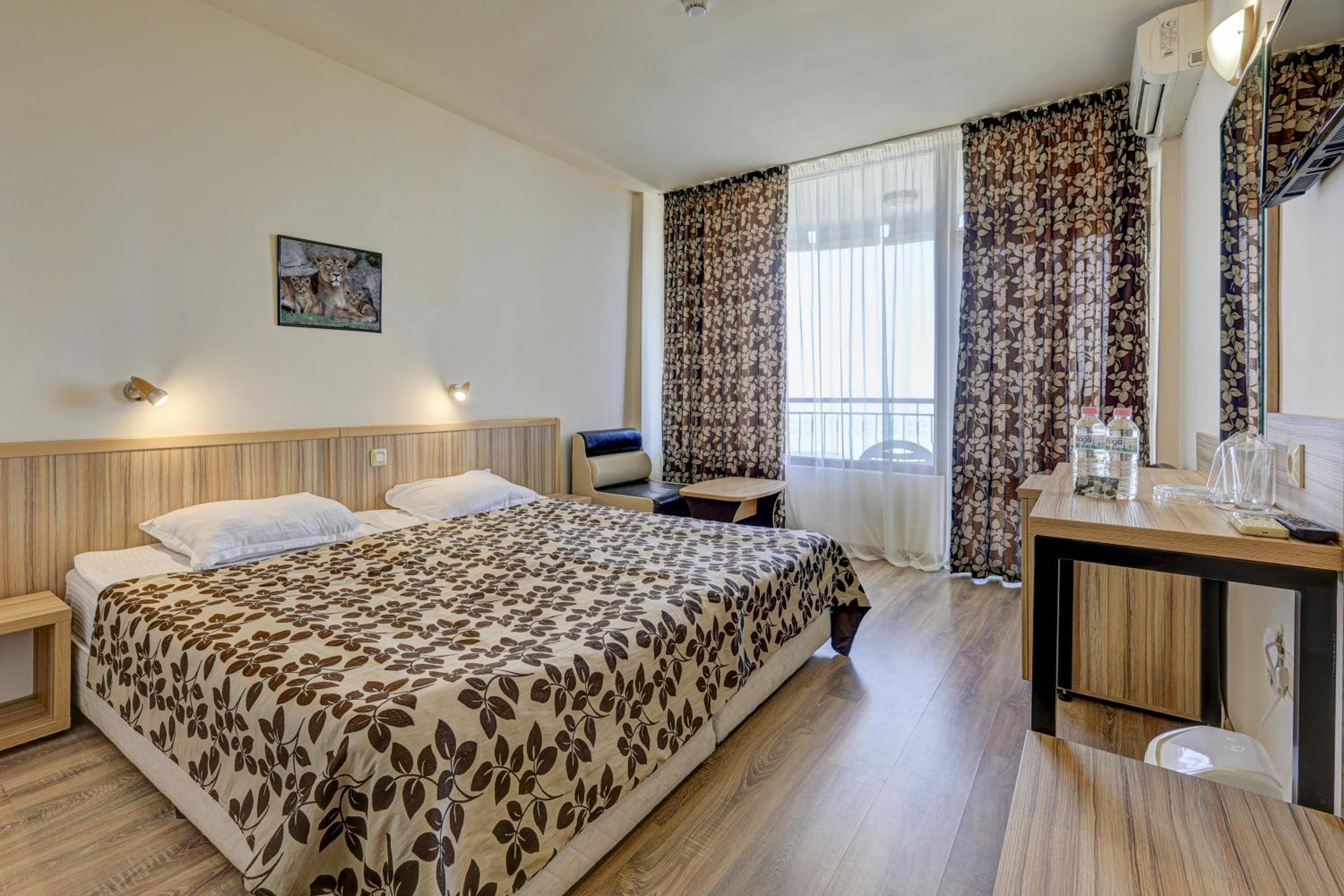 Double or Twin Room with Sea View (2 Adults + 1 Child) photo 3