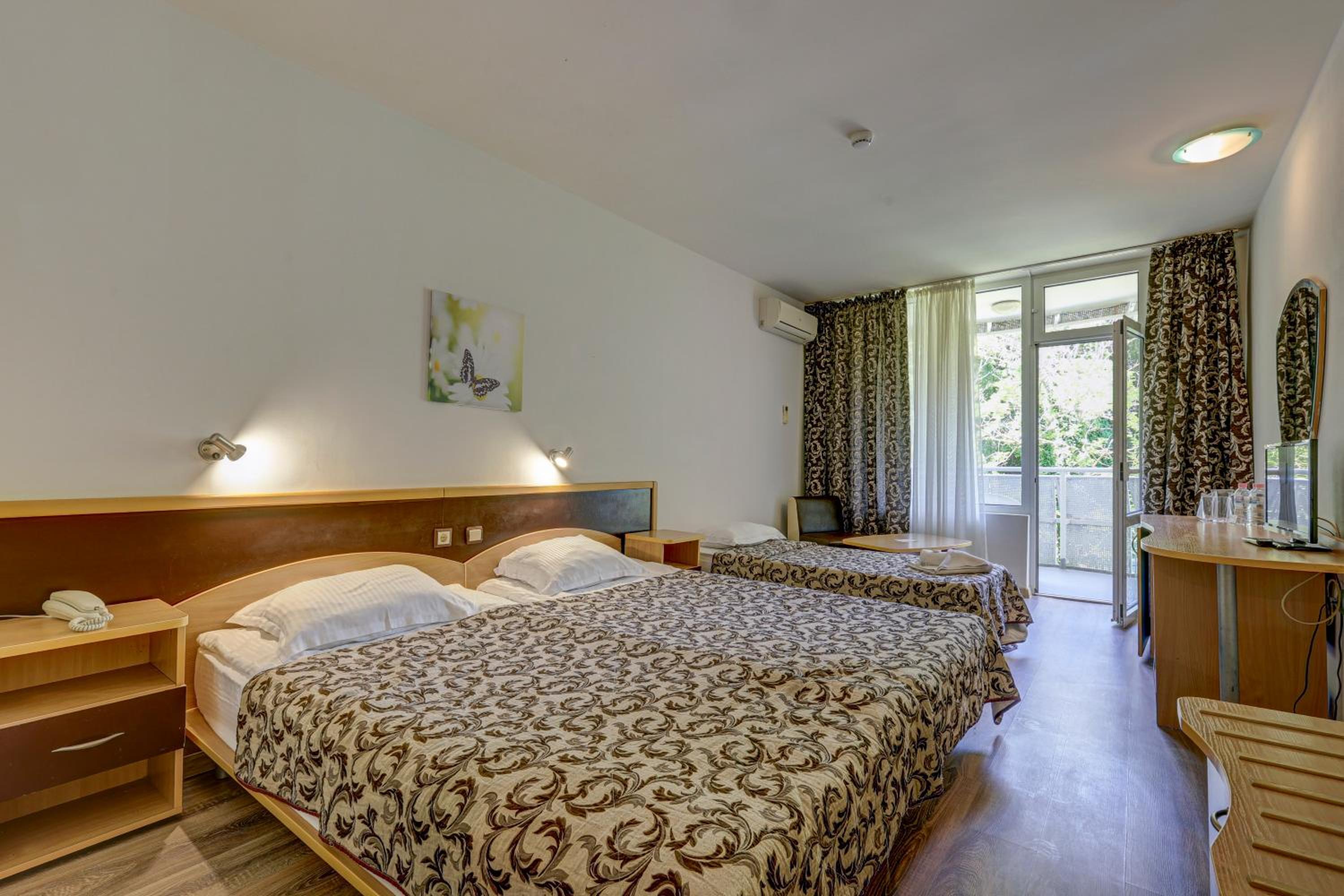 Double or Twin Room with Extra Bed (3 Adults) - Photo 3