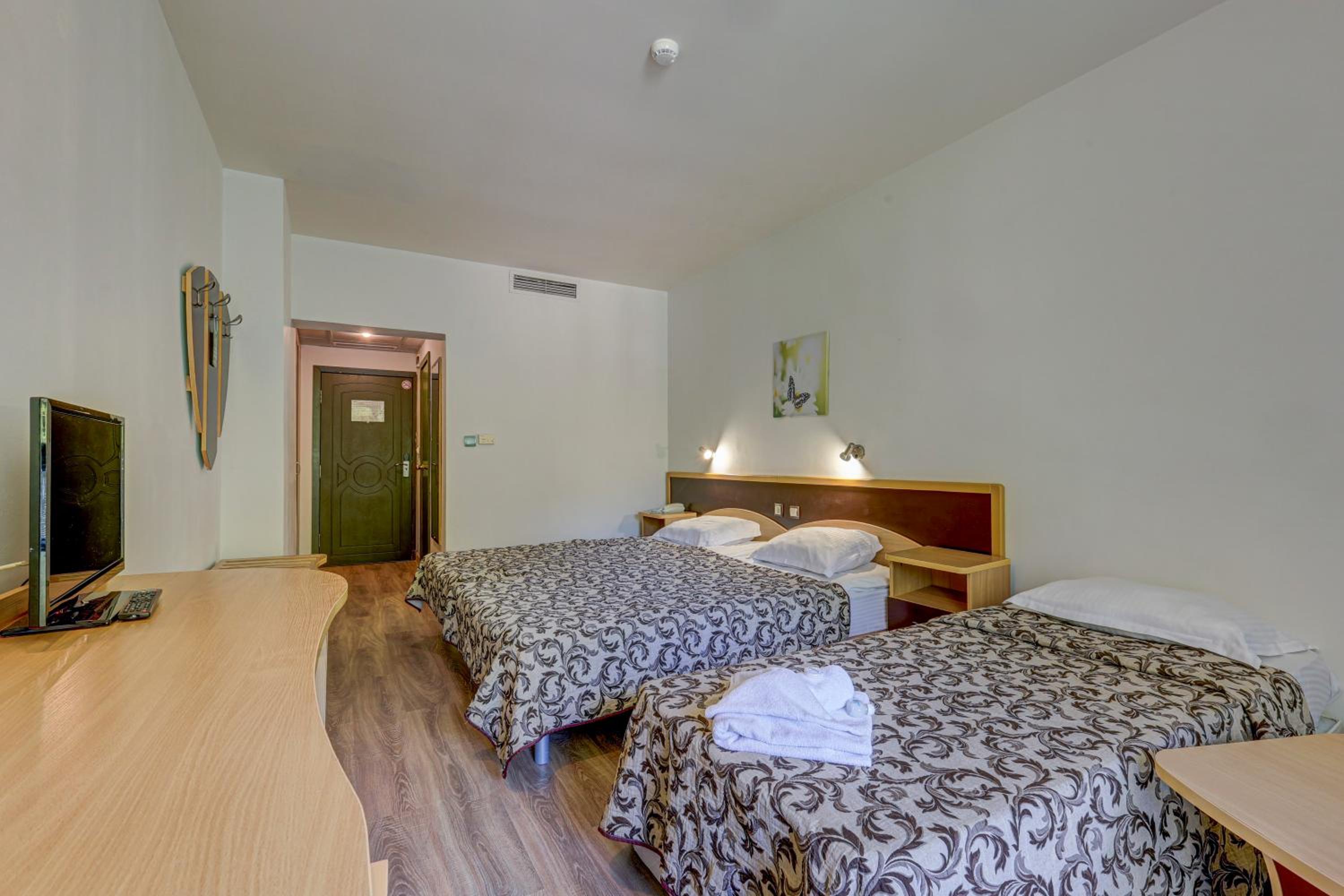 Double or Twin Room with Extra Bed (3 Adults) - Photo 5