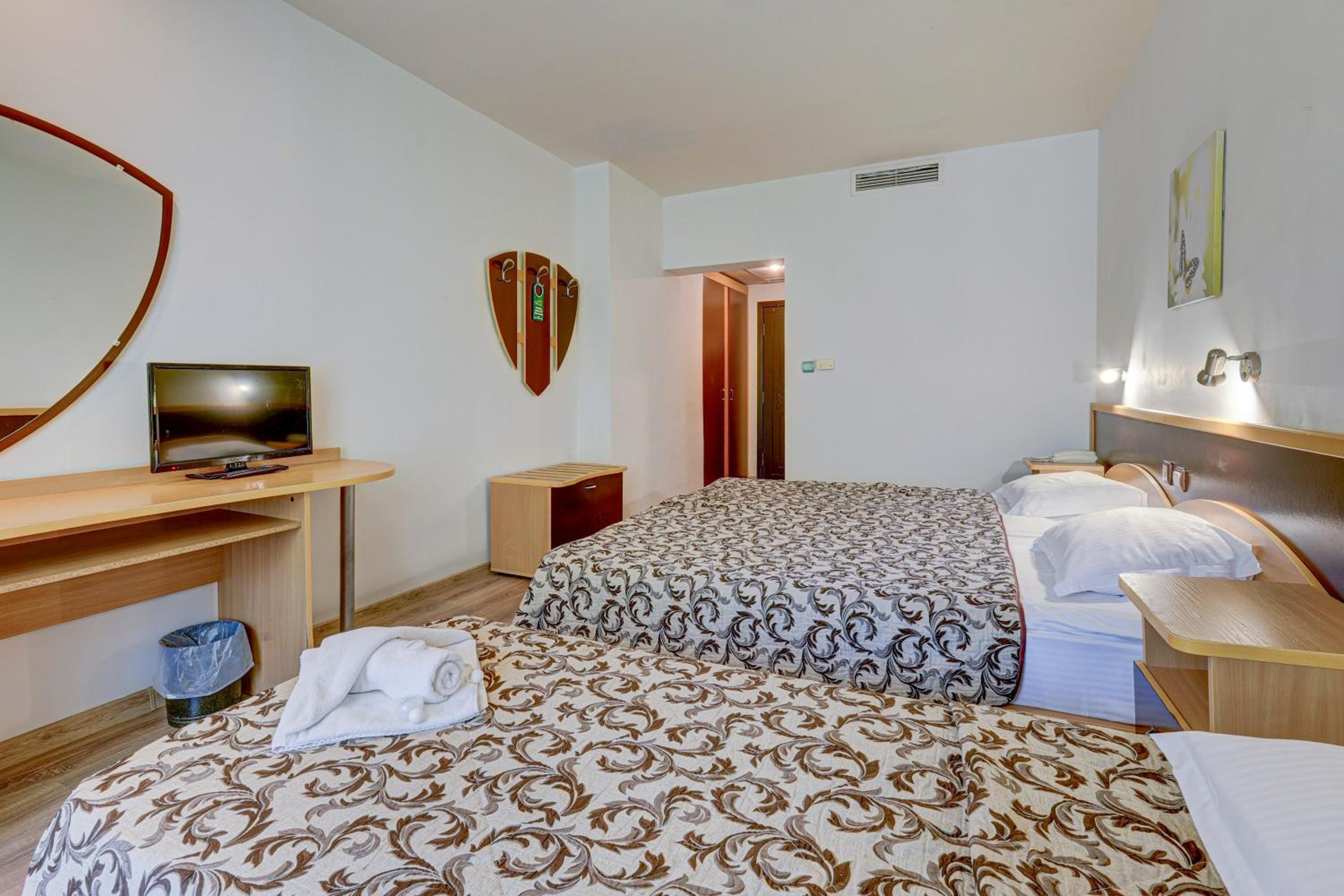 Double or Twin Room with Extra Bed (3 Adults) - Photo 4