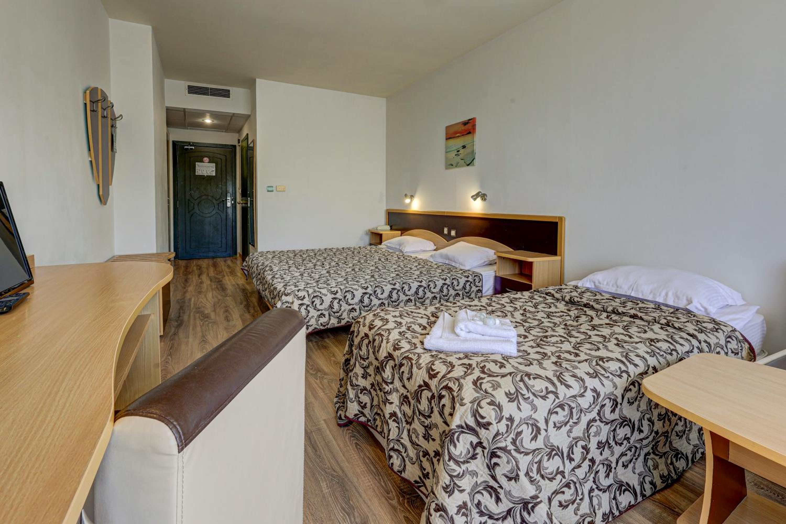 Double or Twin Room with Extra Bed (3 Adults) - Photo 6
