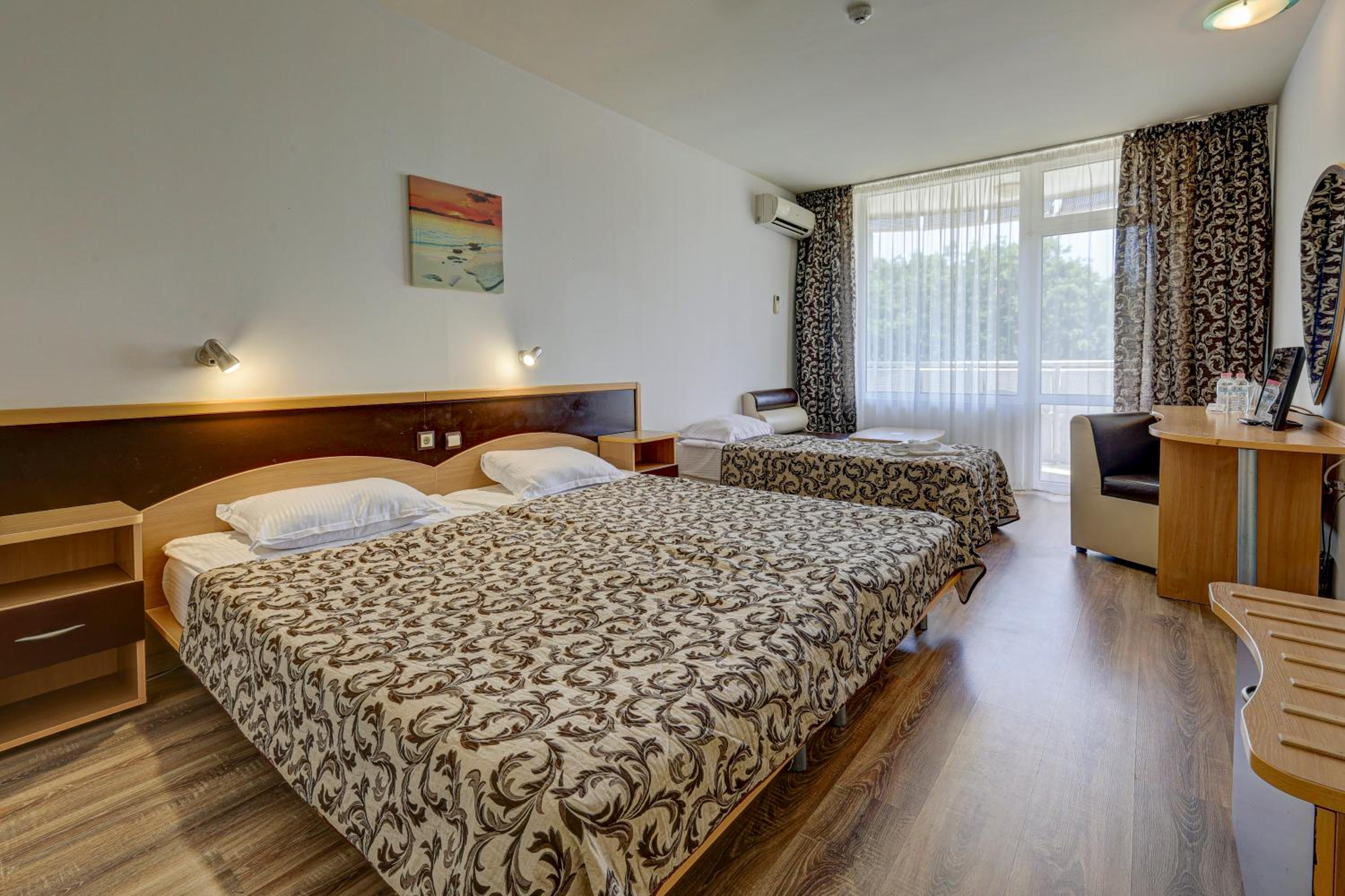 Double Room with Extra Bed (2 Adults + 1 Child) - Photo 2