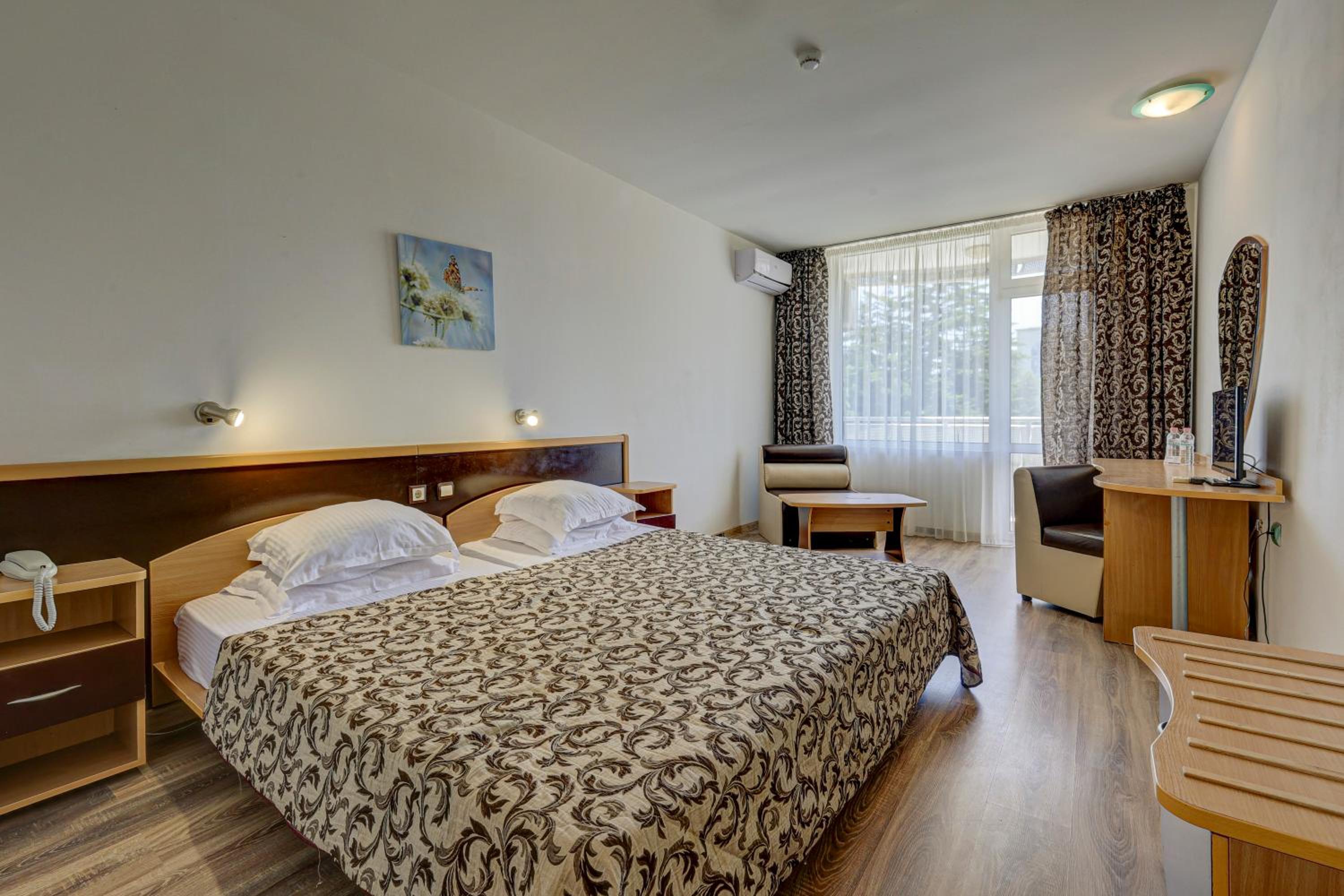 Double Room with Extra Bed (2 Adults + 1 Child) - Photo 1