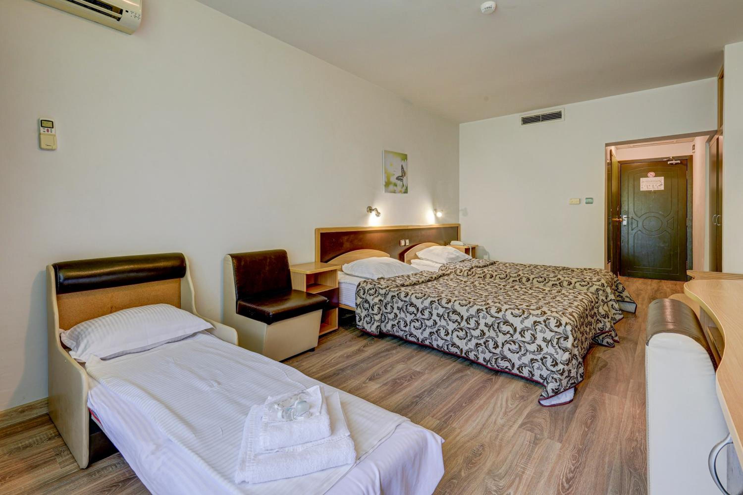 Double Room with Extra Bed (2 Adults + 1 Child) - Photo 4