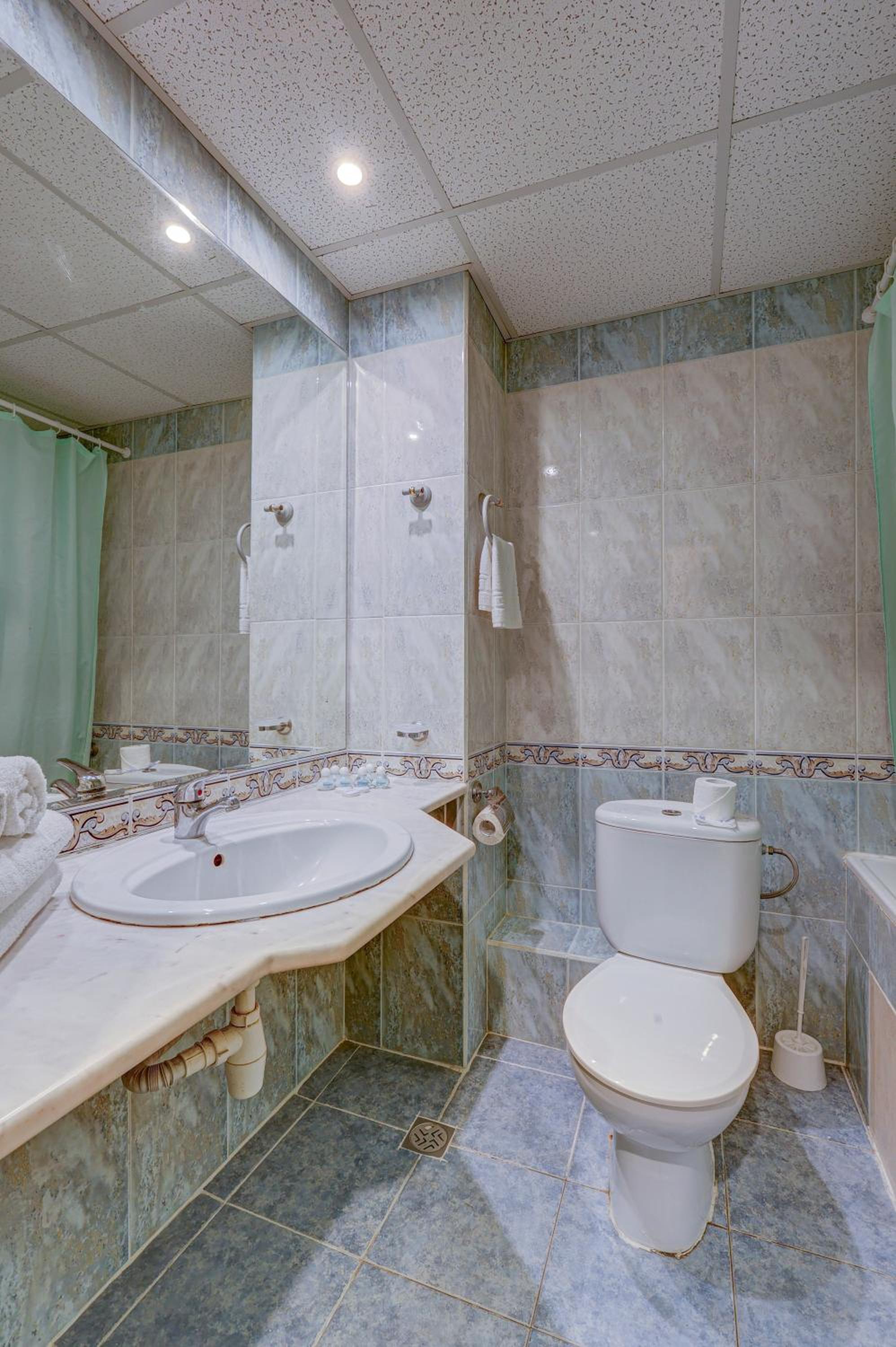 Double Room with Extra Bed (2 Adults + 1 Child) - Photo 7