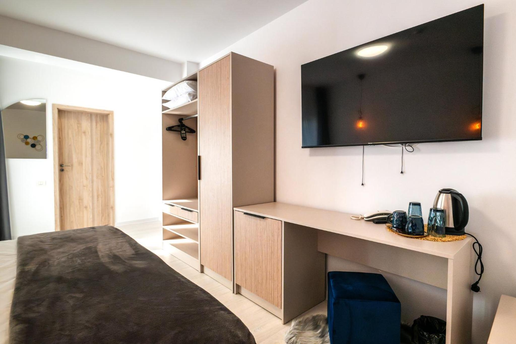 Deluxe Room (2 Adults + 1 Child)